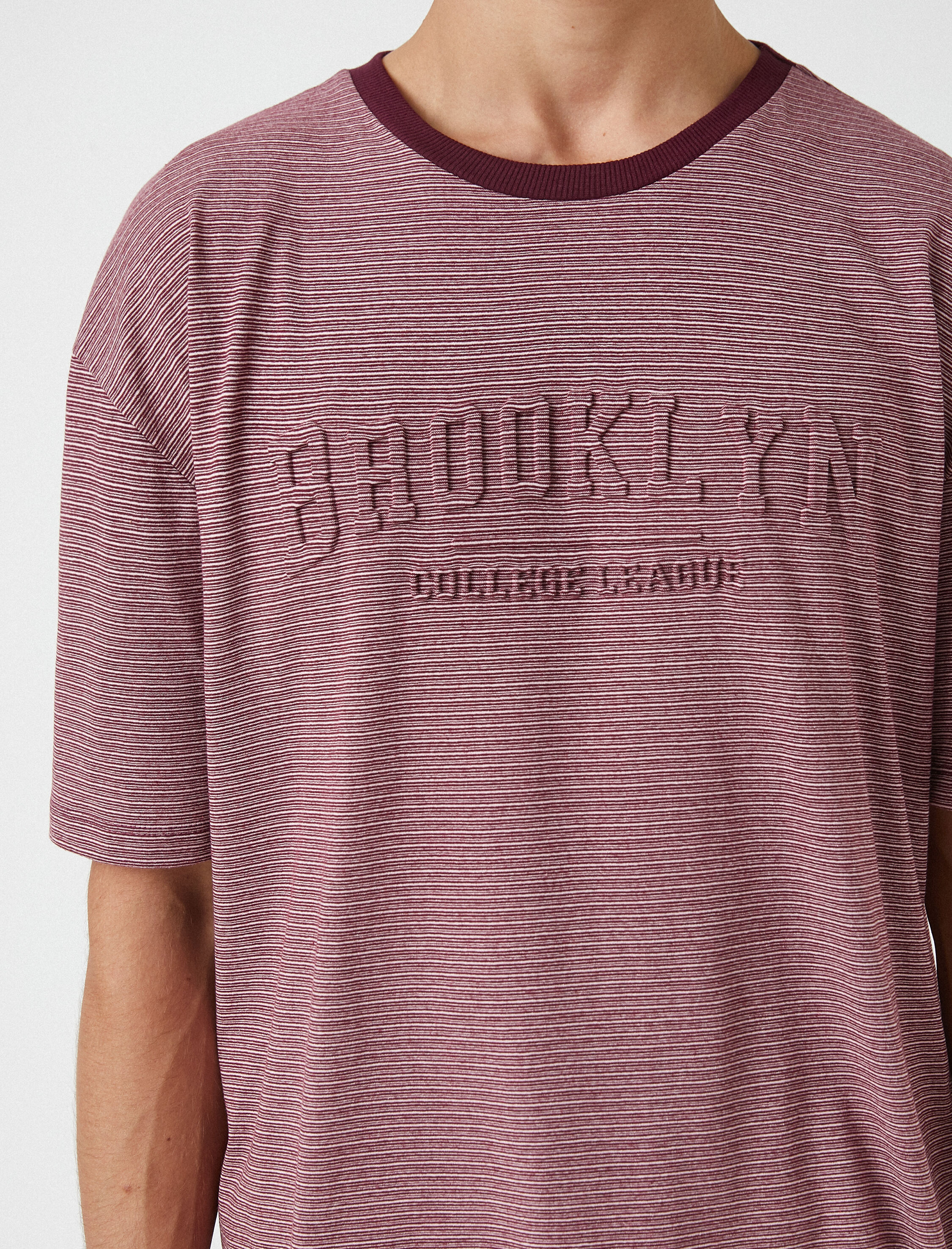   Çizgili Kabartma Baskılı Tişört