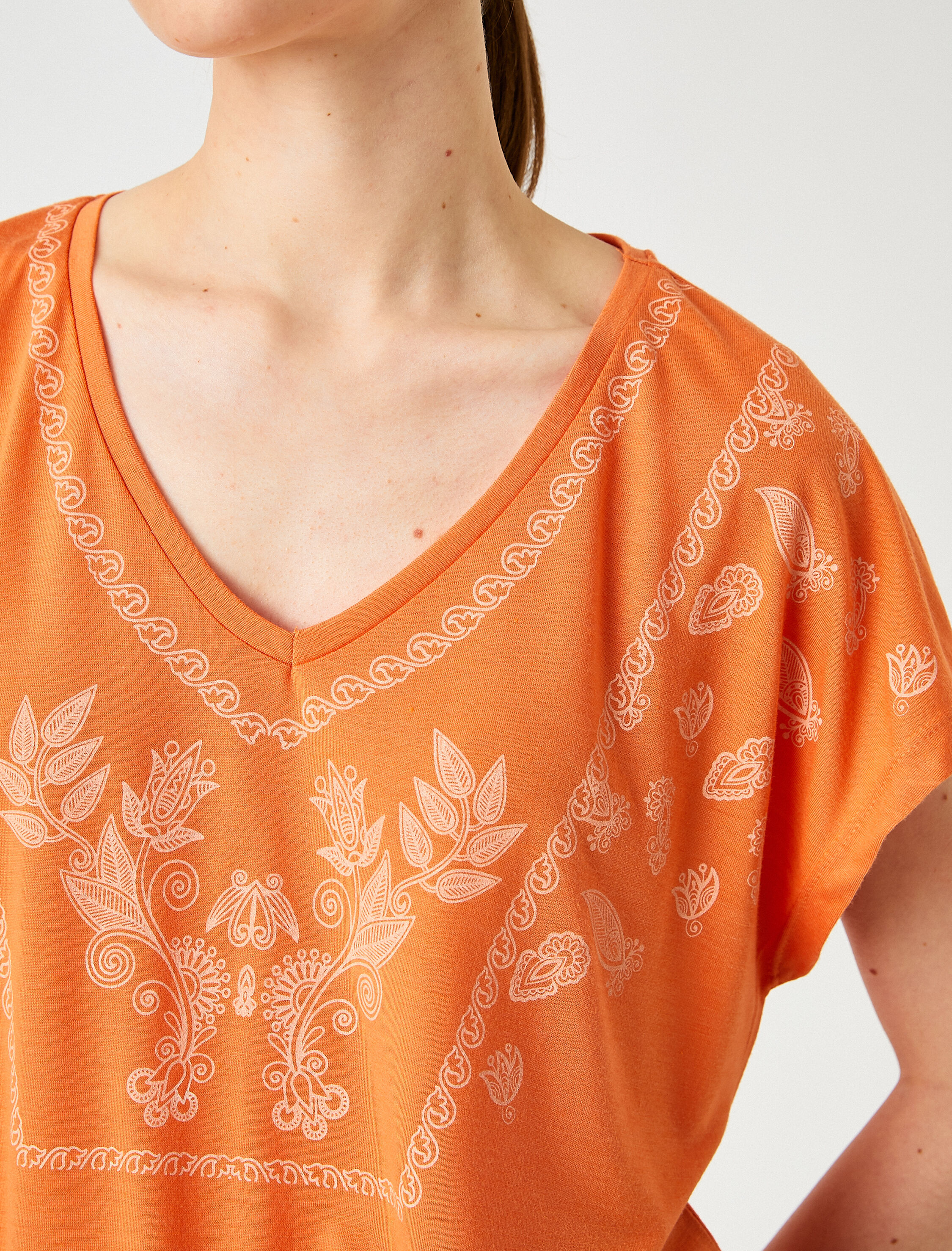   Çiçek Baskılı Tişört V Yaka Kısa Kollu