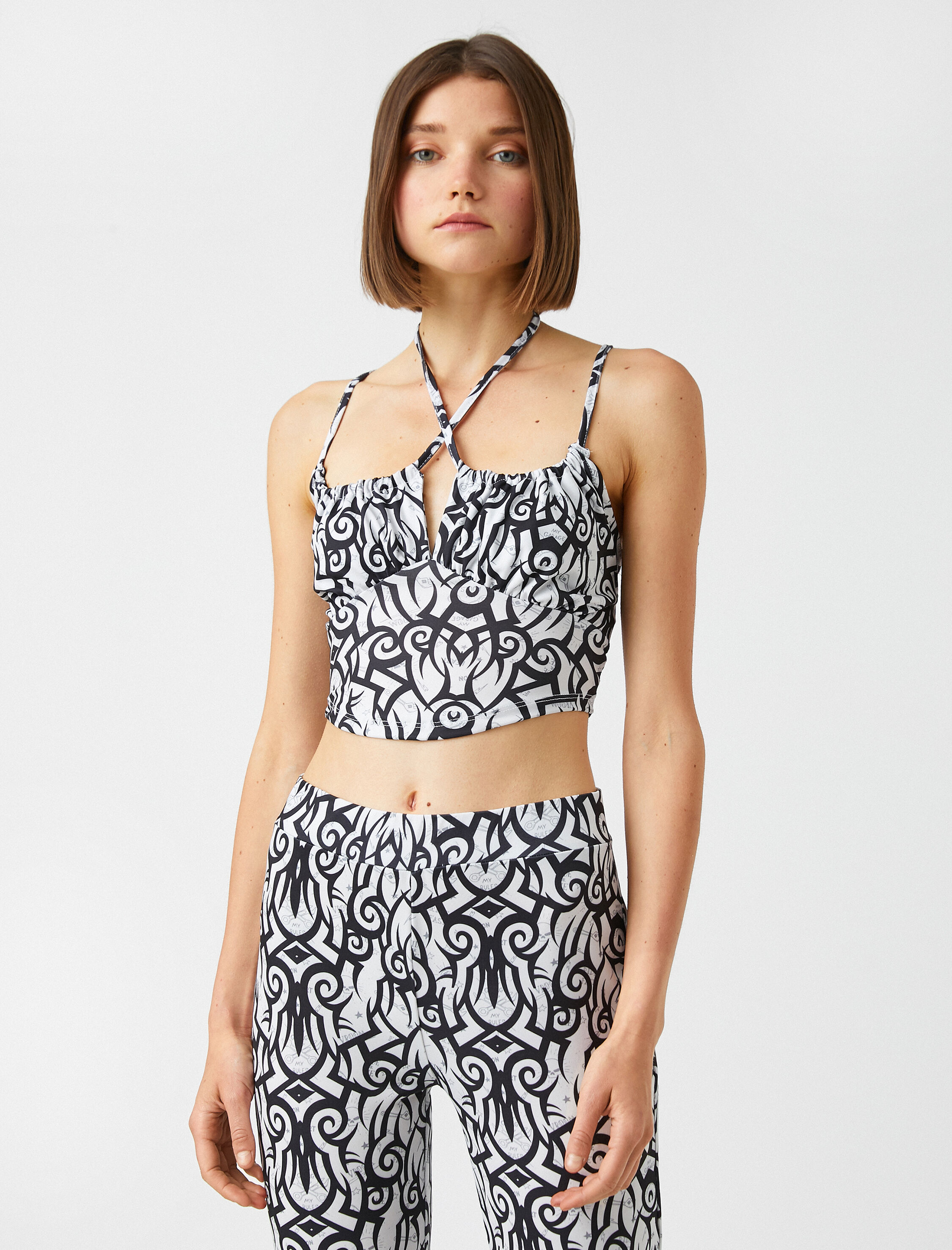   Crop Atlet Pencere Detaylı Desenli