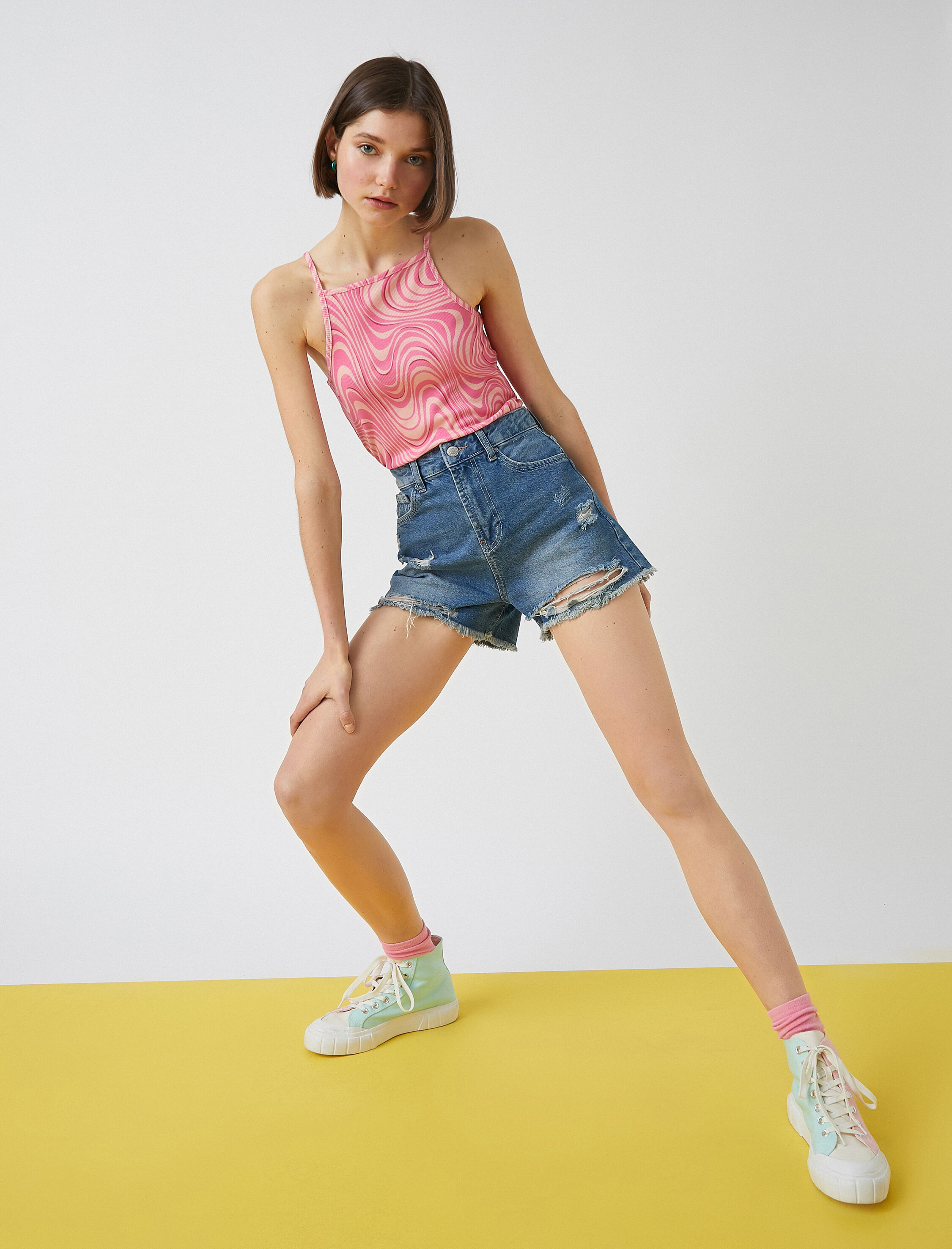   Yırtık Detaylı Kot Şort