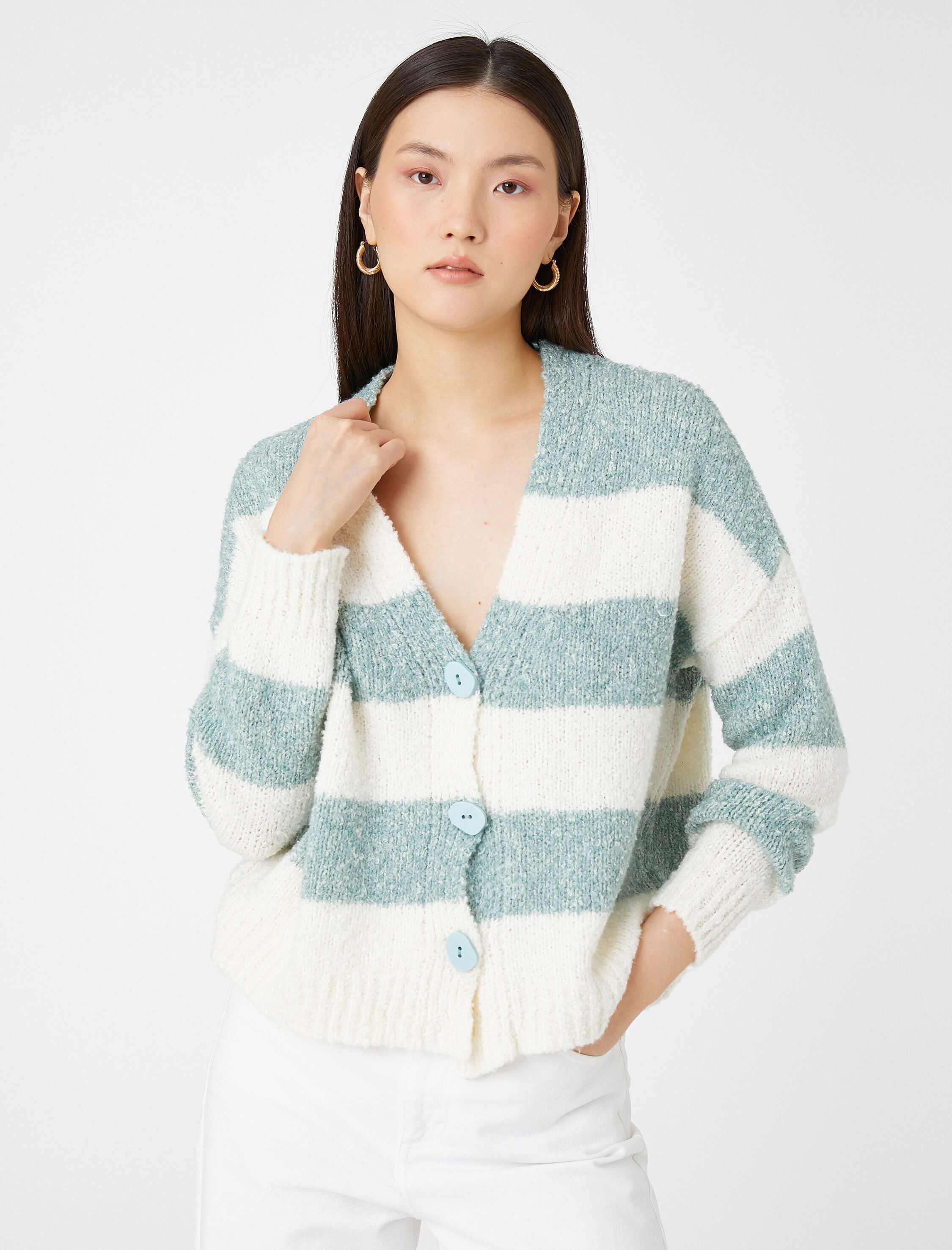   V Yaka Hırka Düğmeli