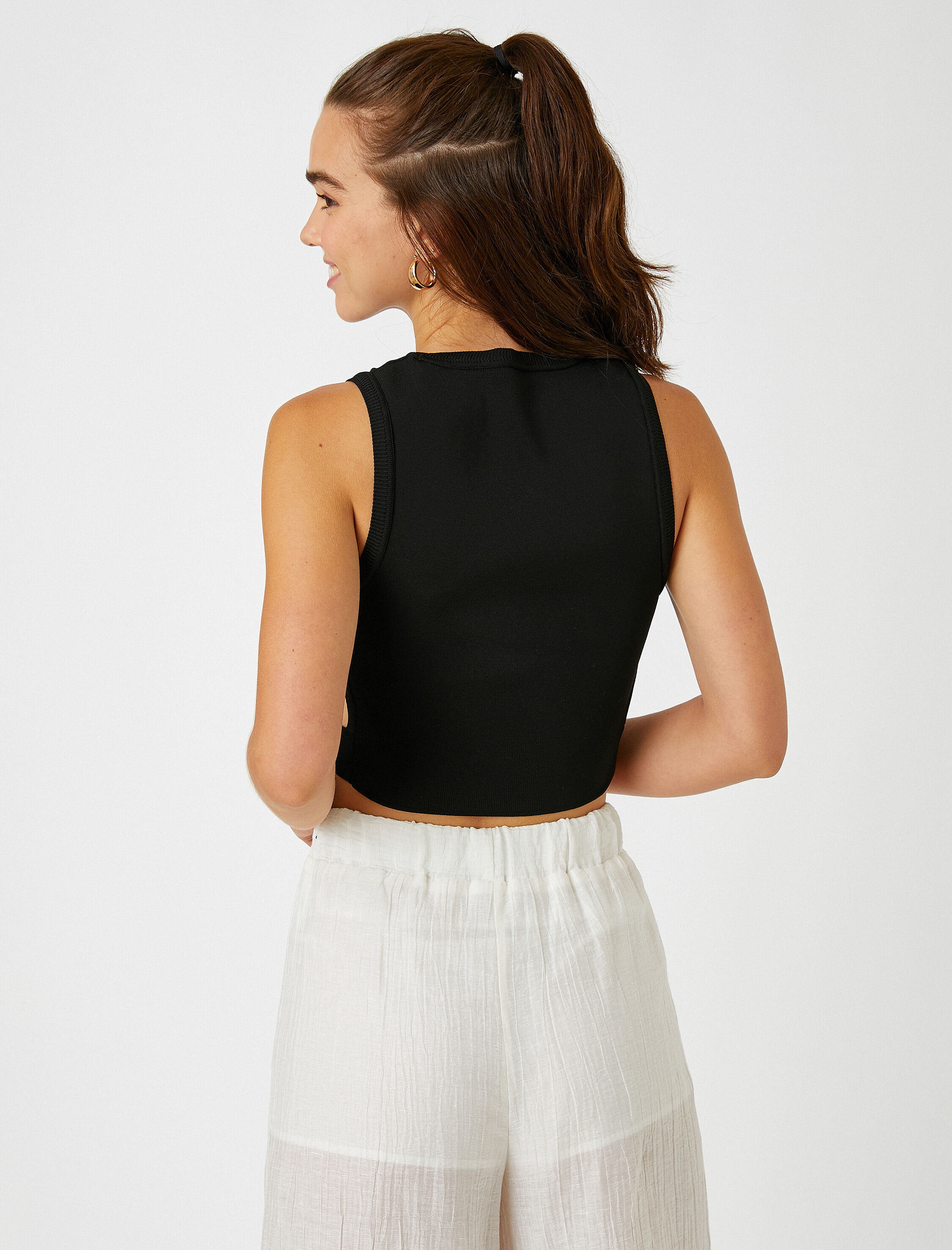   Crop Atlet Pencere Detaylı