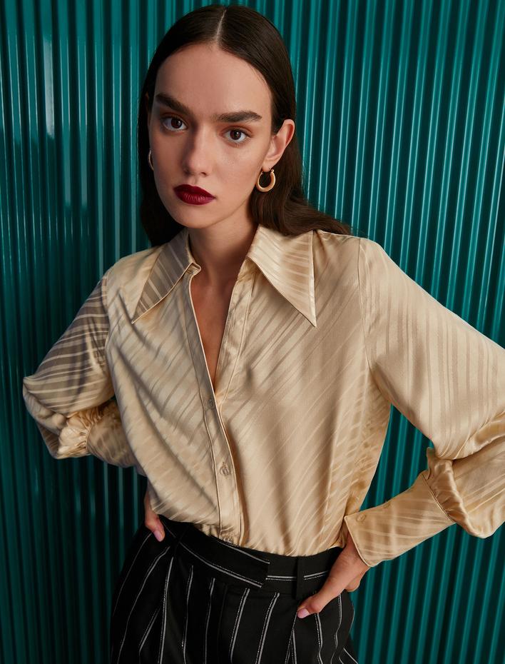  Melis Ağazat X Koton - Sivri Yaka Saten Gömlek