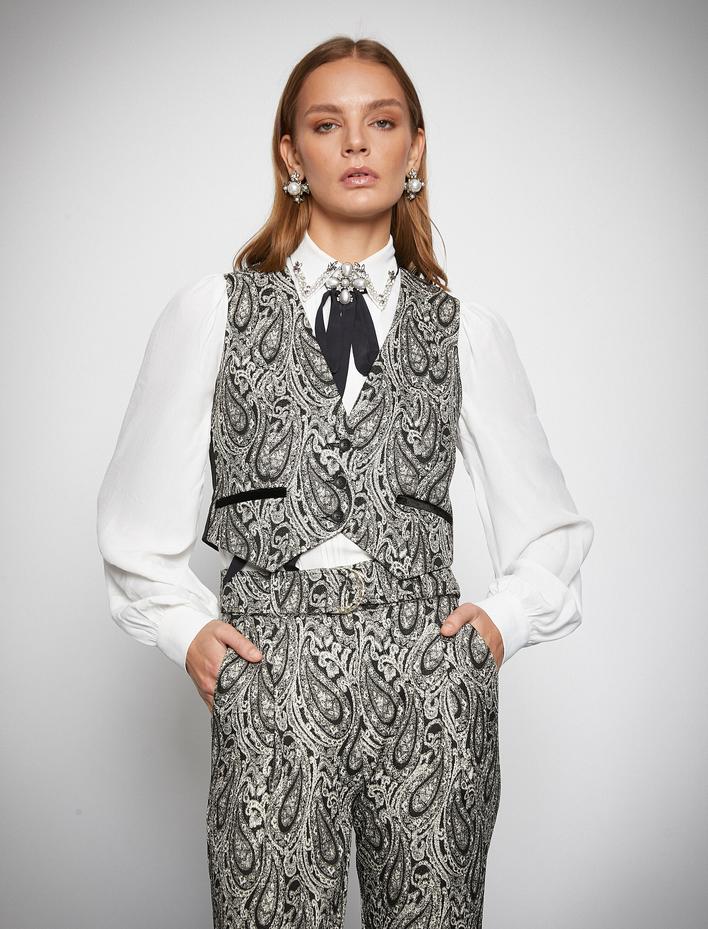  Melis Ağazat X Koton - Kadife Detaylı Desenli Crop Yelek