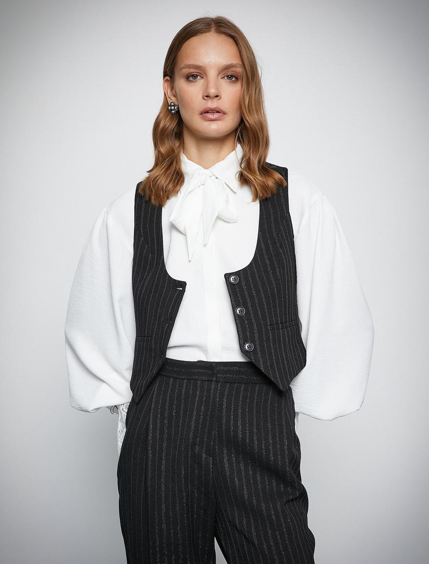   Melis Ağazat X Koton - U Yaka Düğmeli Crop Blazer Yelek