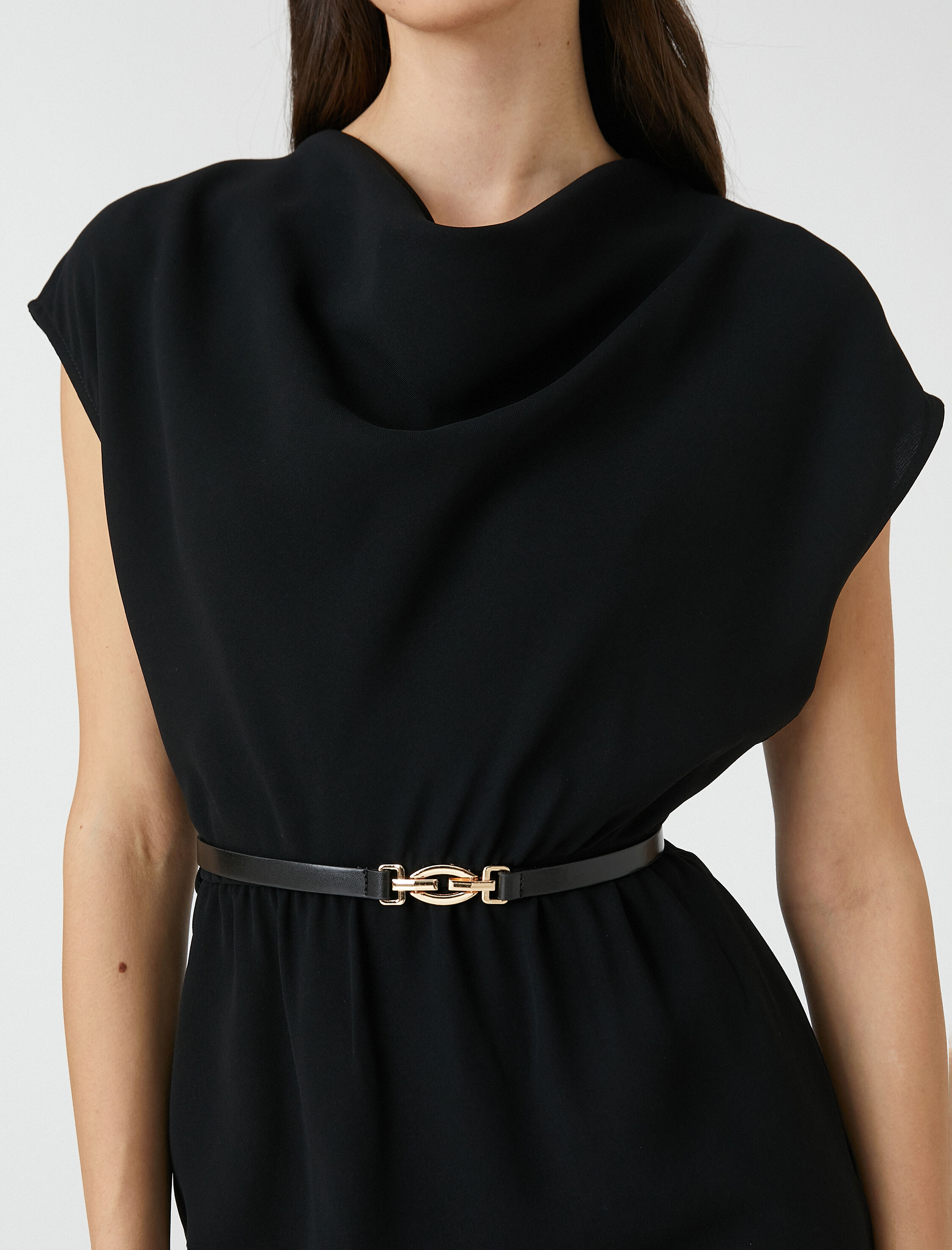   Kolsuz Kısa Elbise Degaje Yaka Kemerli