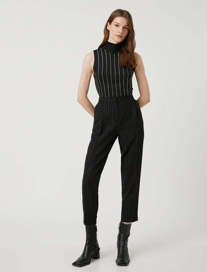  Melis Ağazat X Koton - Balıkçı Yaka Taşlı Kolsuz Triko Atlet