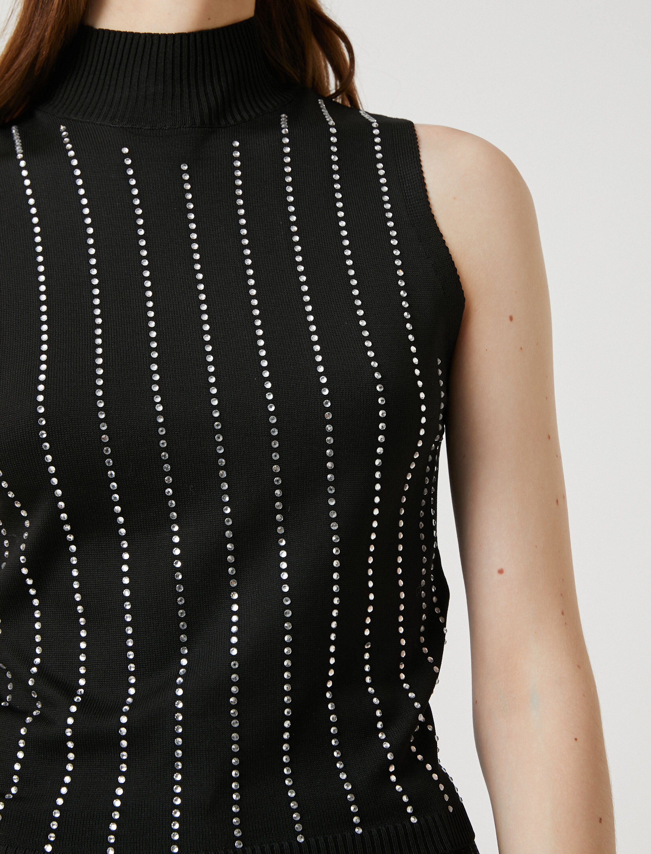   Melis Ağazat X Koton - Balıkçı Yaka Taşlı Kolsuz Triko Atlet