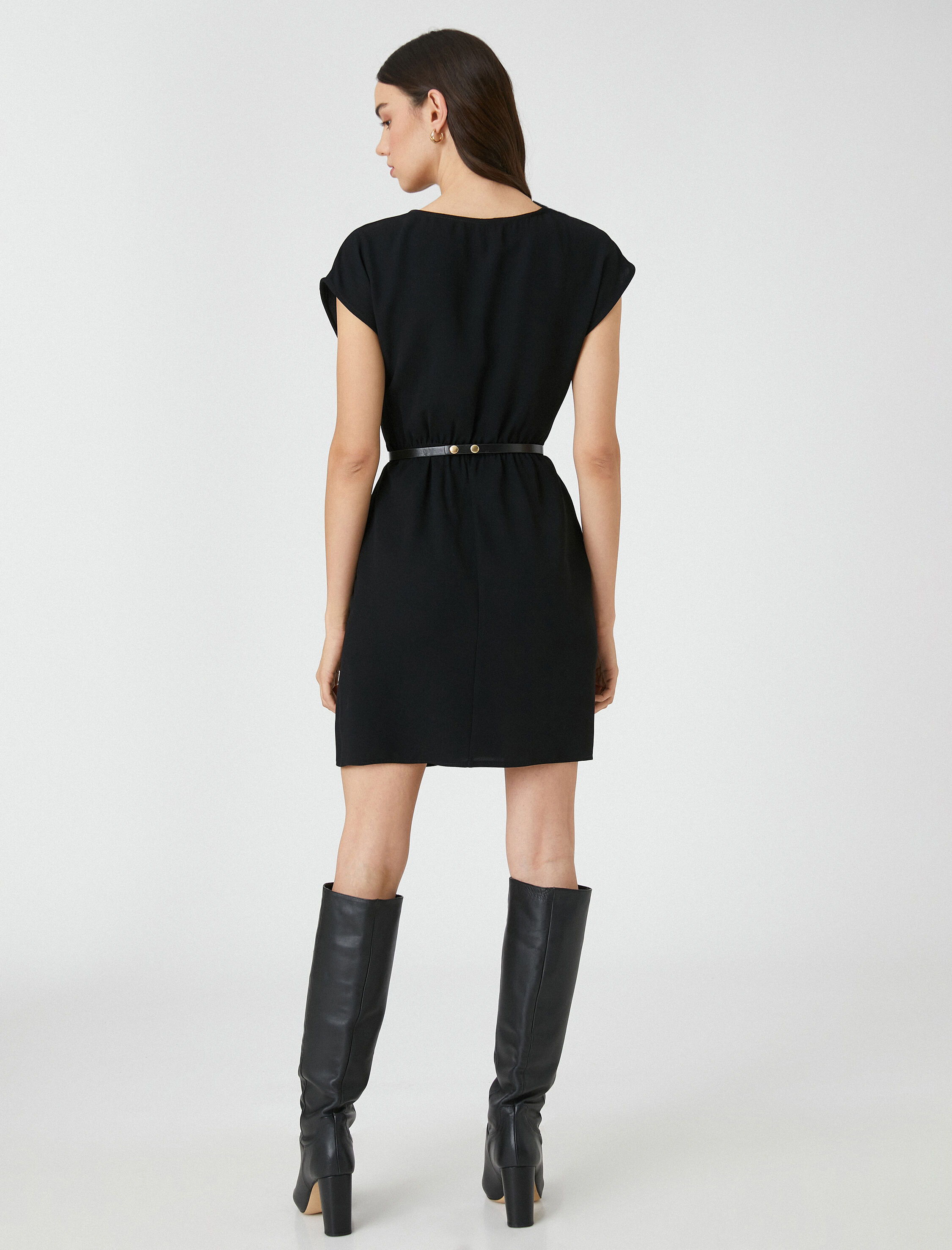   Kolsuz Kısa Elbise Degaje Yaka Kemerli