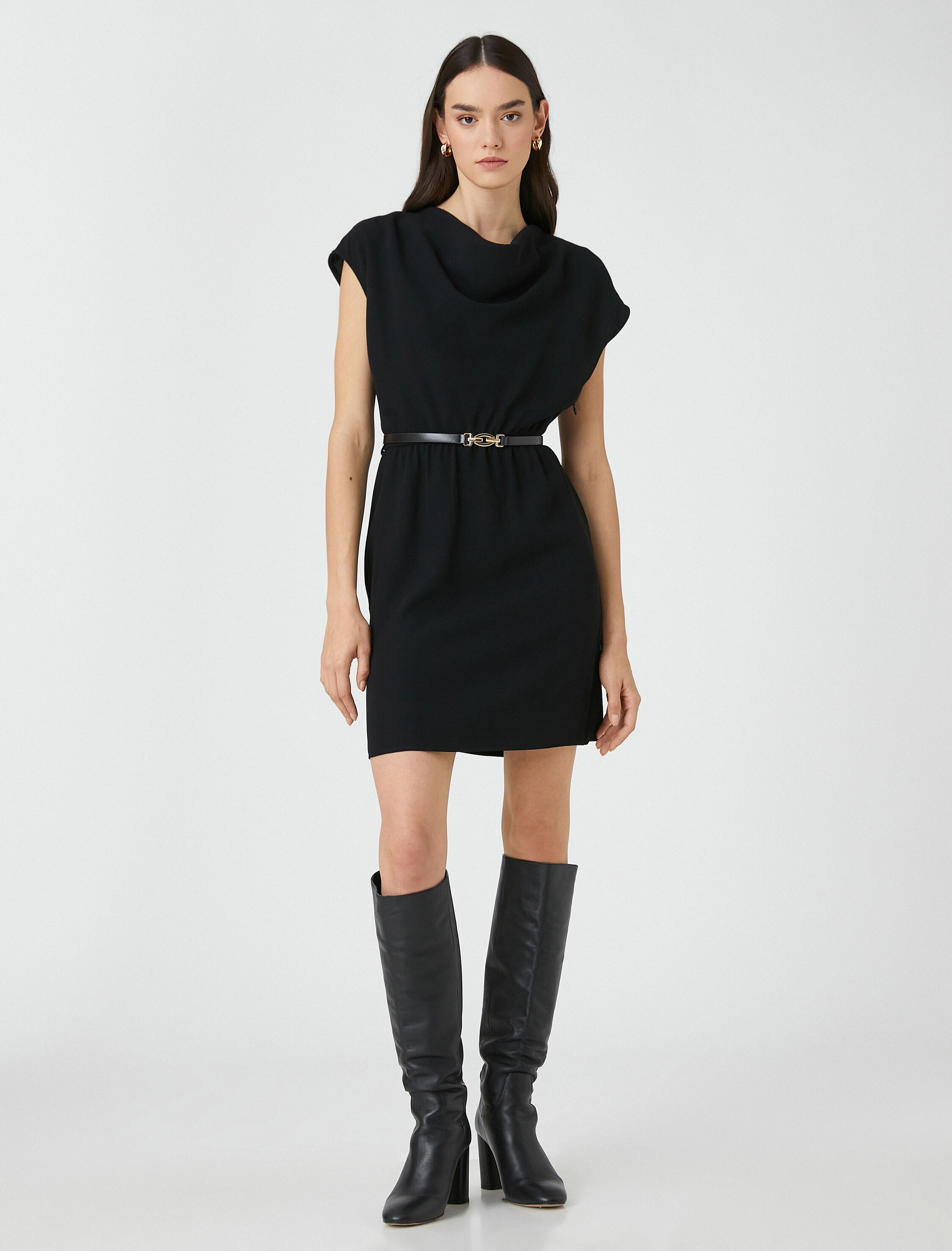   Kolsuz Kısa Elbise Degaje Yaka Kemerli