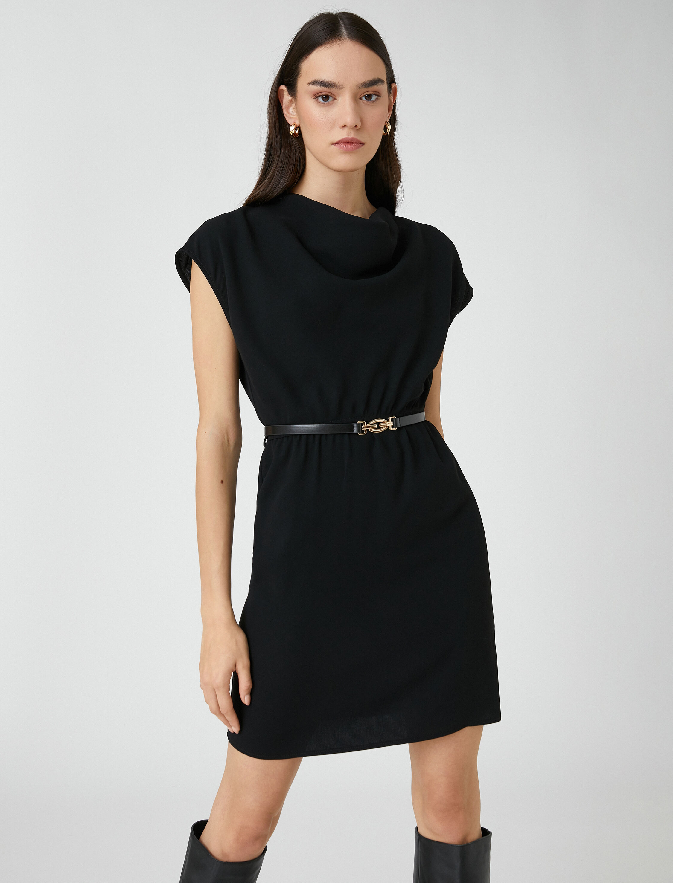   Kolsuz Kısa Elbise Degaje Yaka Kemerli