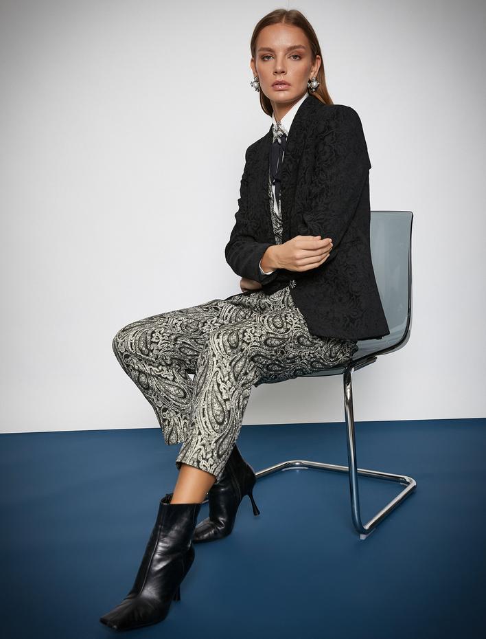  Melis Ağazat X Koton - Kemerli Desenli Havuç Pantolon