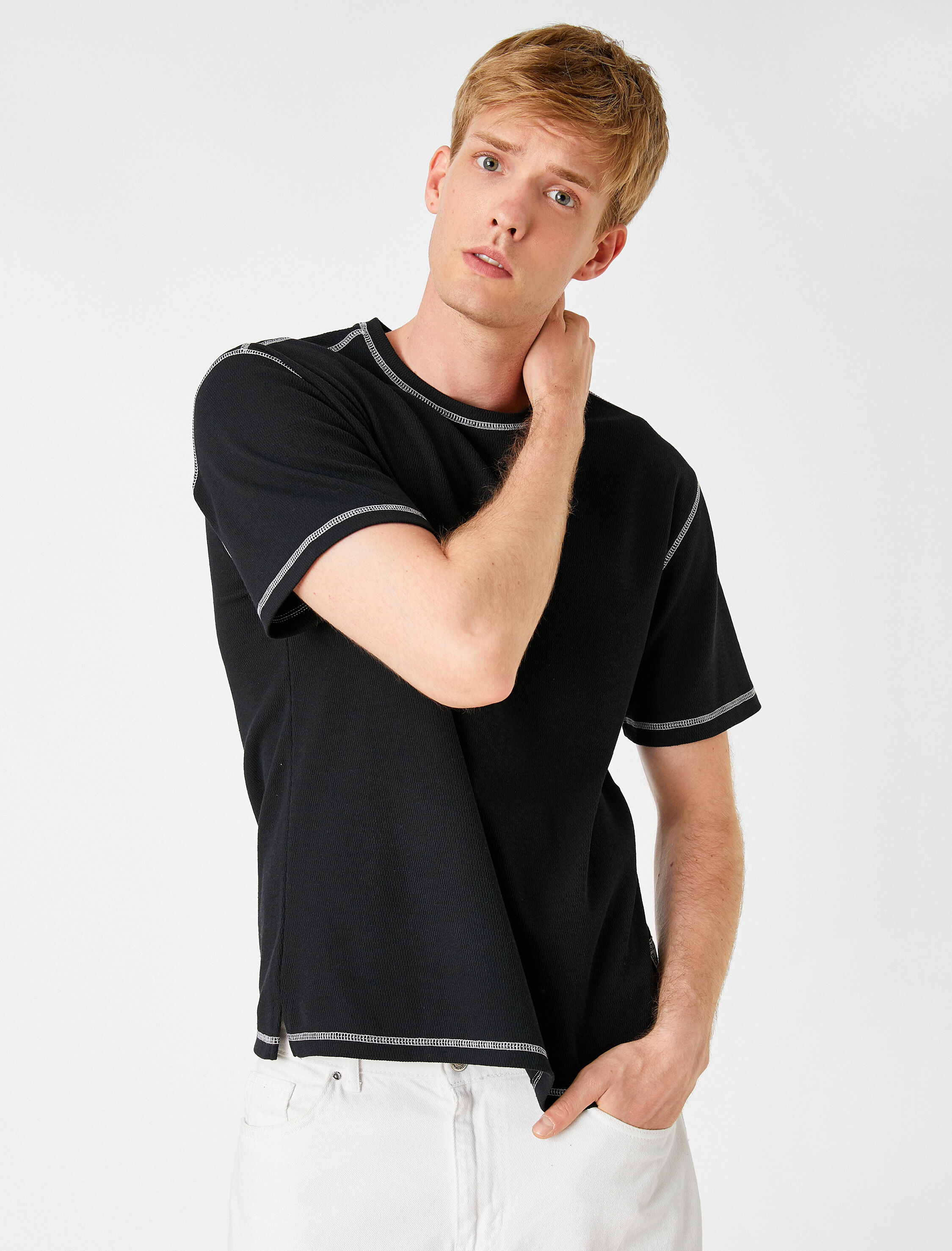   Dikiş Detaylı Tişört