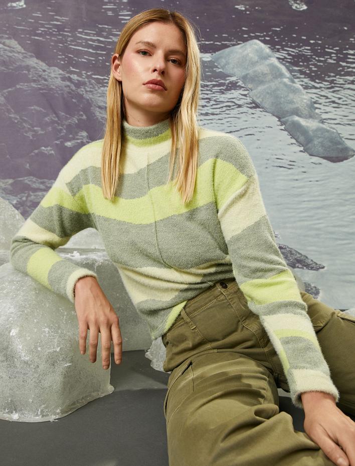  Koton X Şahika Ercümen - Renk Bloklu Nervürlü Dik Yaka Kazak