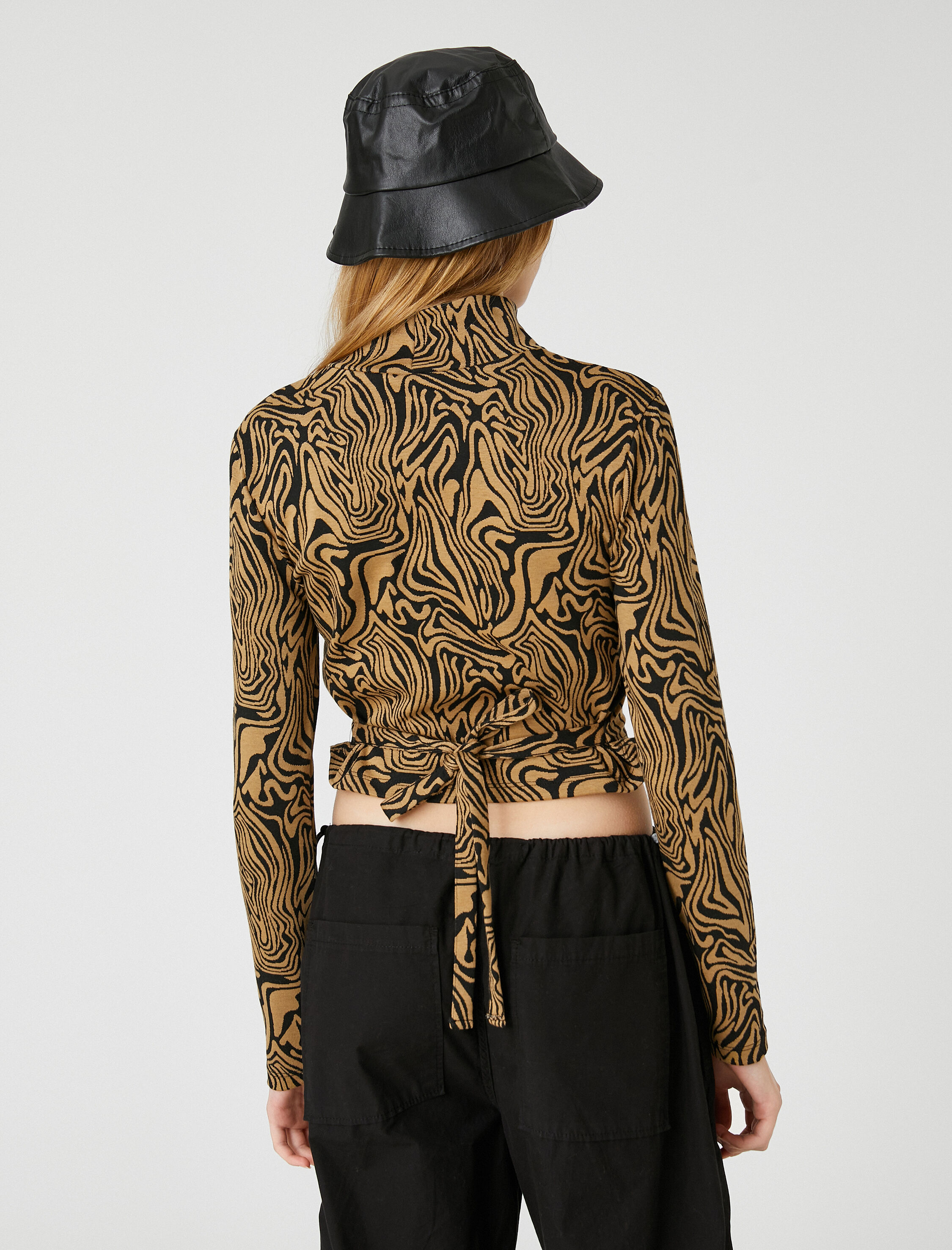   Uzun Kollu Tişört Crop Bağlama Detaylı Yarım Balıkçı Yaka