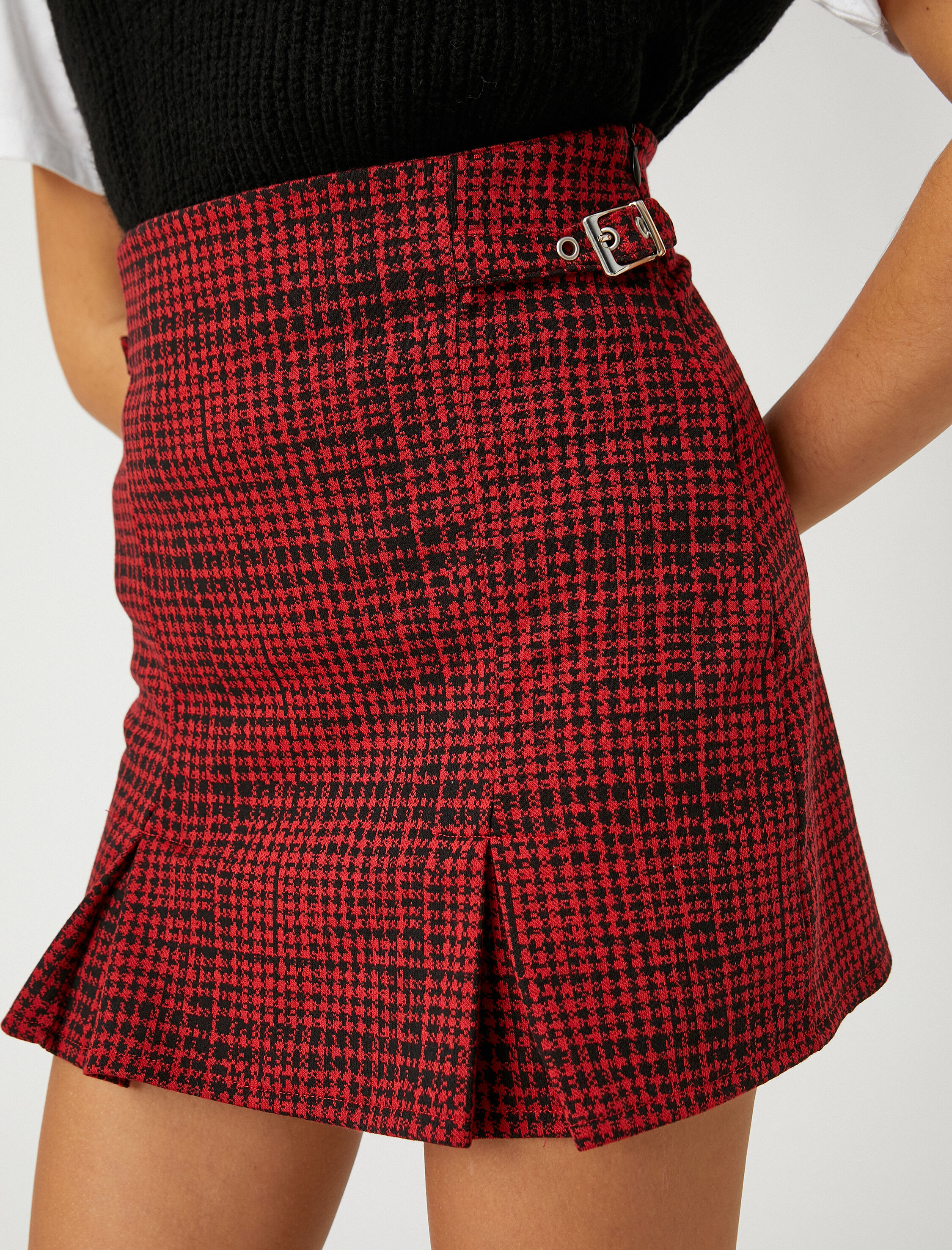   Mini Etek Piliseli Yanları Toka Detaylı Desenli