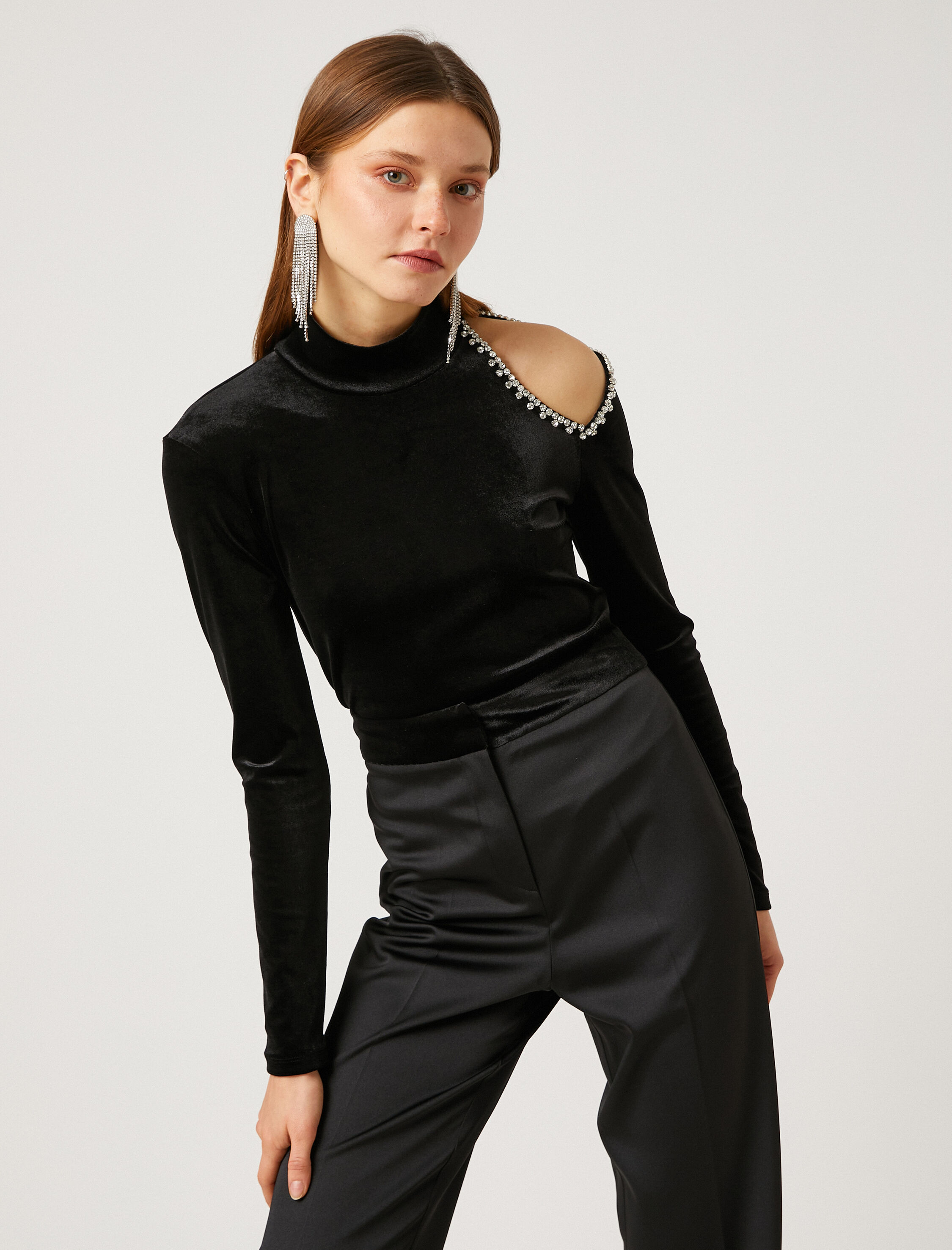   Pencere Detaylı Taşlı Kadife Bluz Dik Yaka