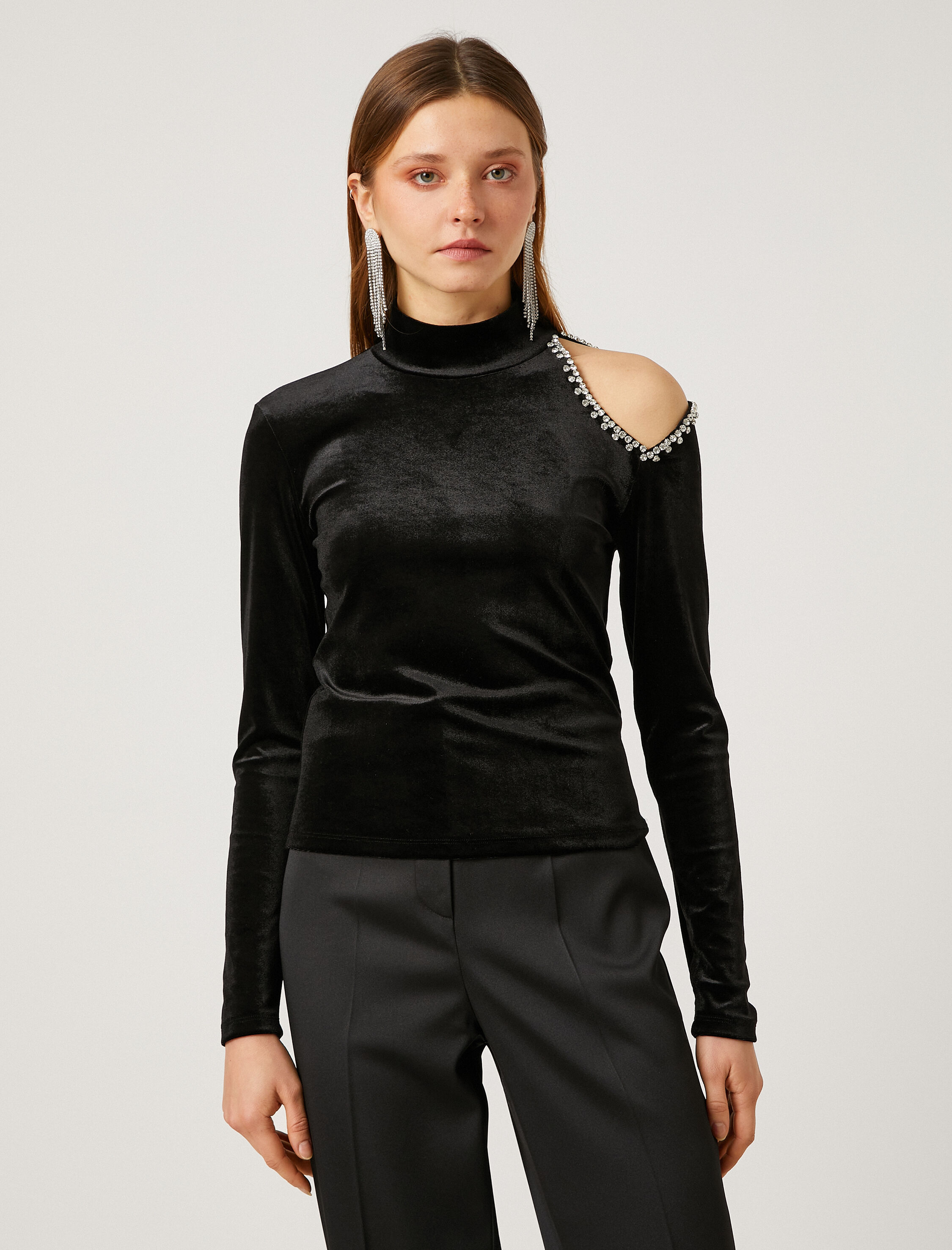   Pencere Detaylı Taşlı Kadife Bluz Dik Yaka