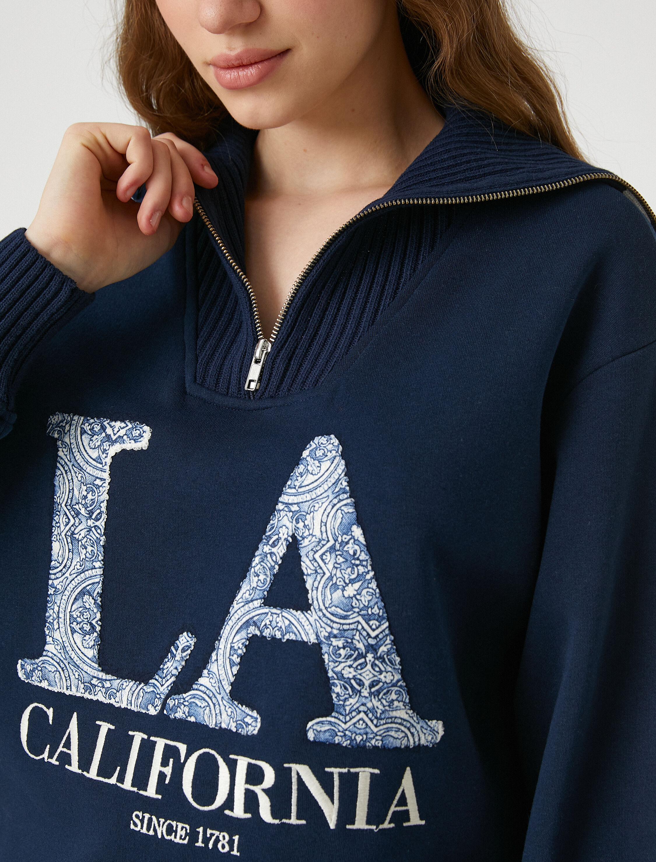   Oversize Sweatshirt Kolej Baskılı Yakası Fermuar Detaylı İçi Polarlı