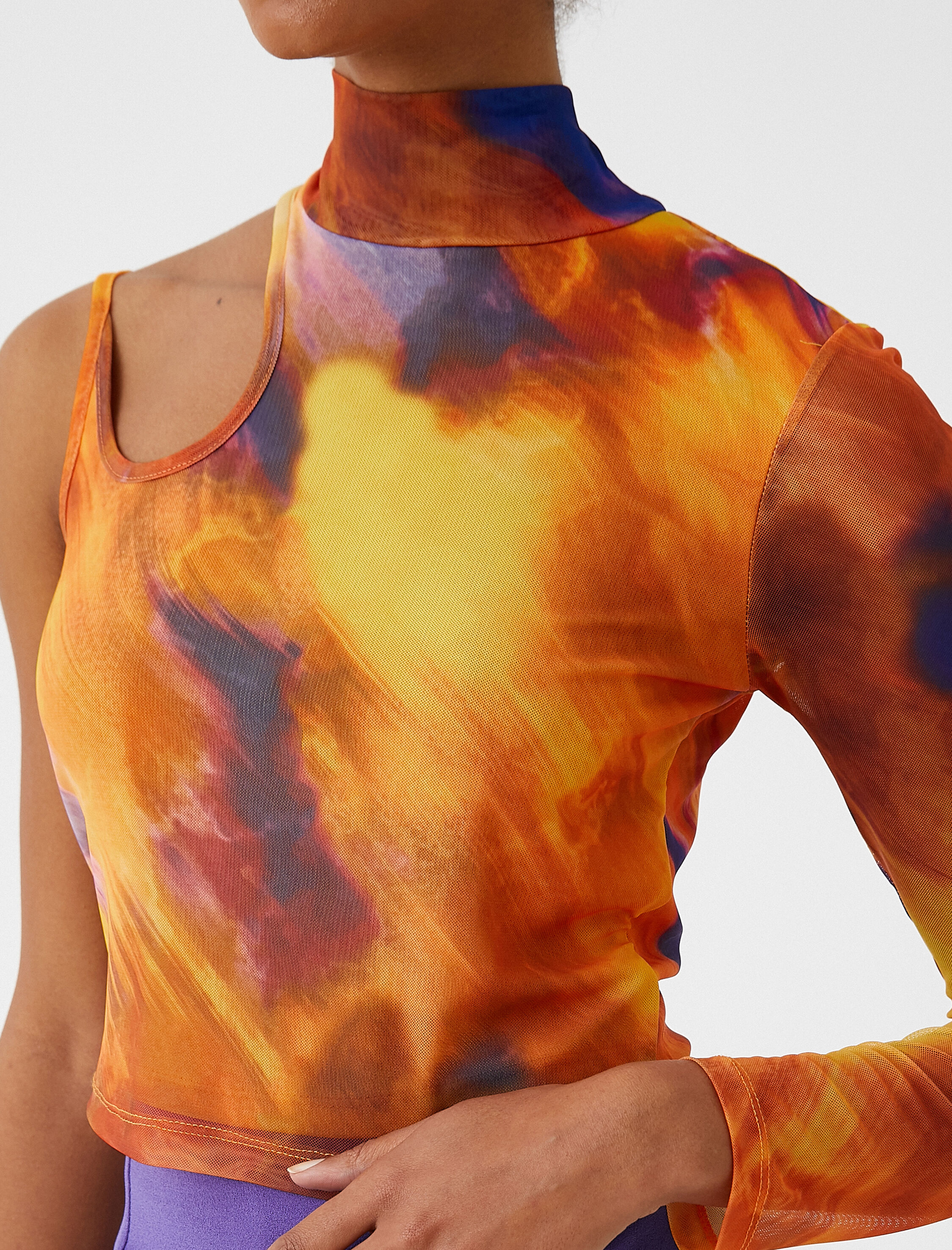   Uzun Kollu Tişört Crop Tek Omuzlu Pencere Detaylı