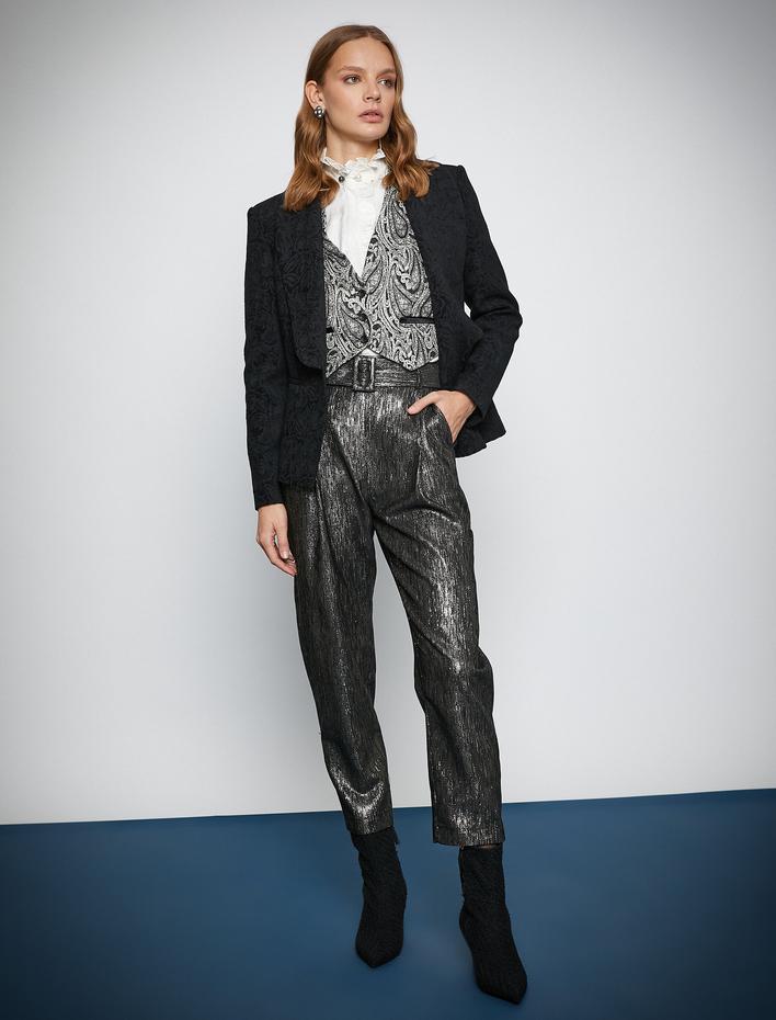  Melis Ağazat X Koton - Jakarlı Kemerli Havuç Pantolon