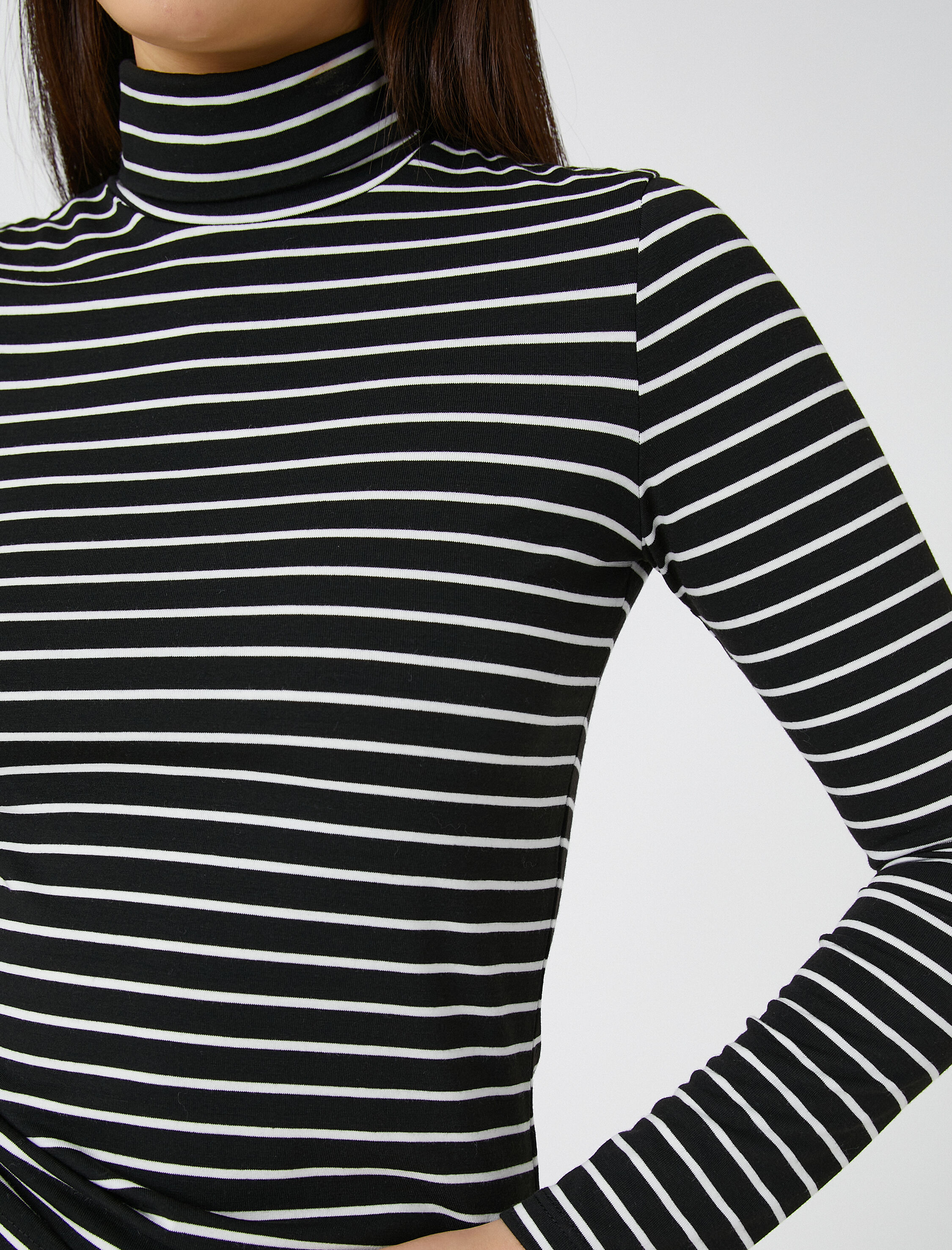   Uzun Kollu Boğazlı Tişört