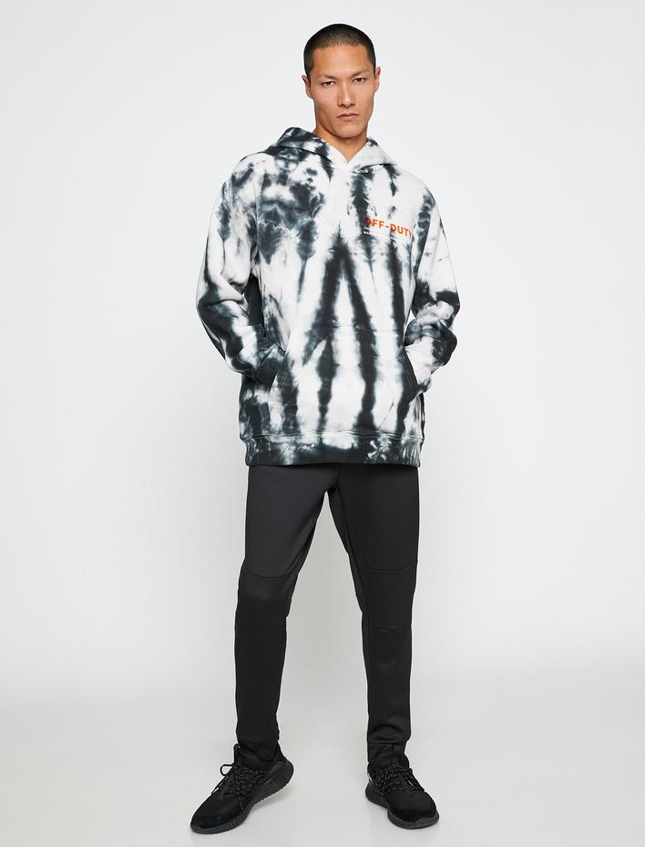  Basic Kapşonlu Sweatshirt Slogan Baskılı Soyut Desenli Cep Detaylı