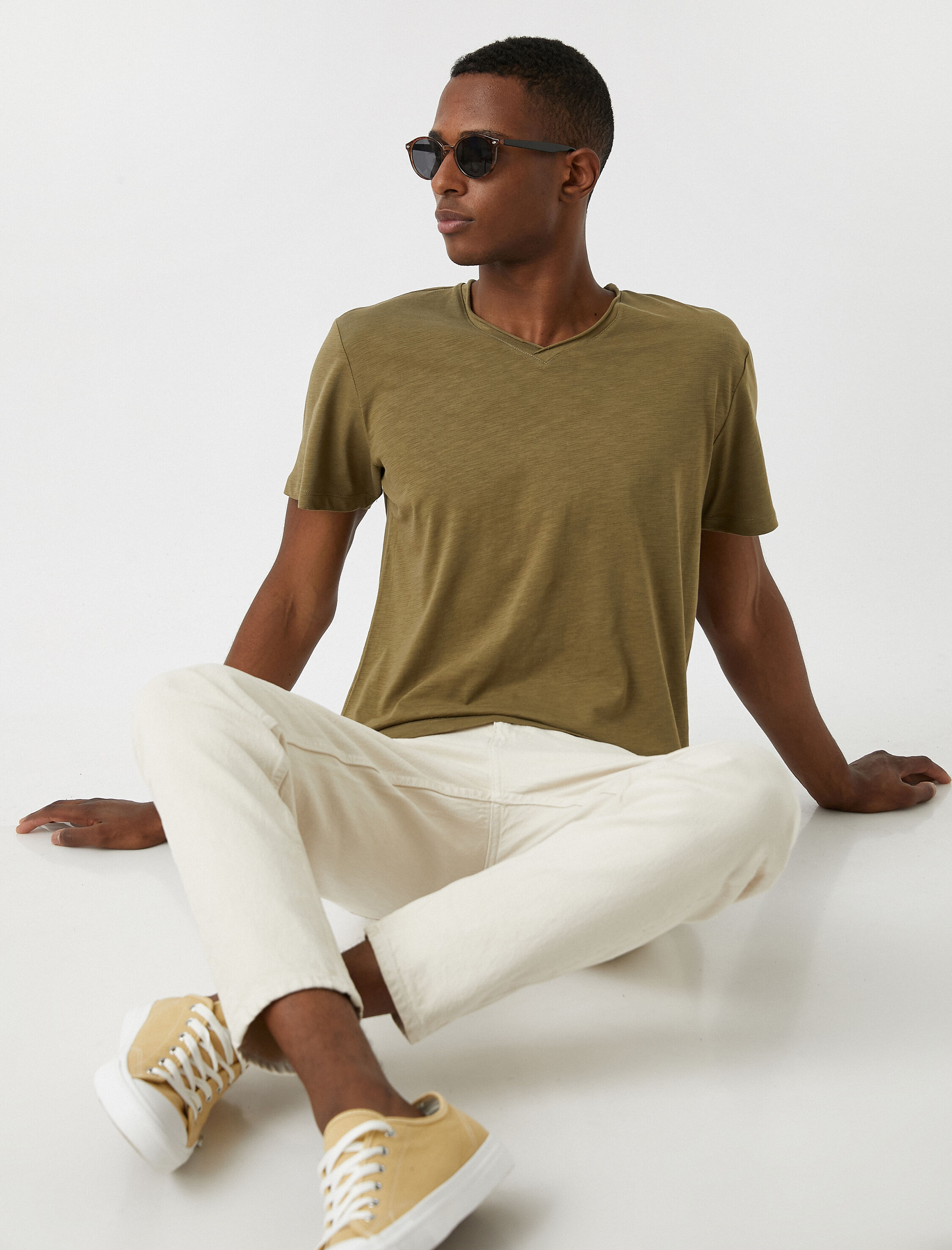   V Yaka Basic Tişört