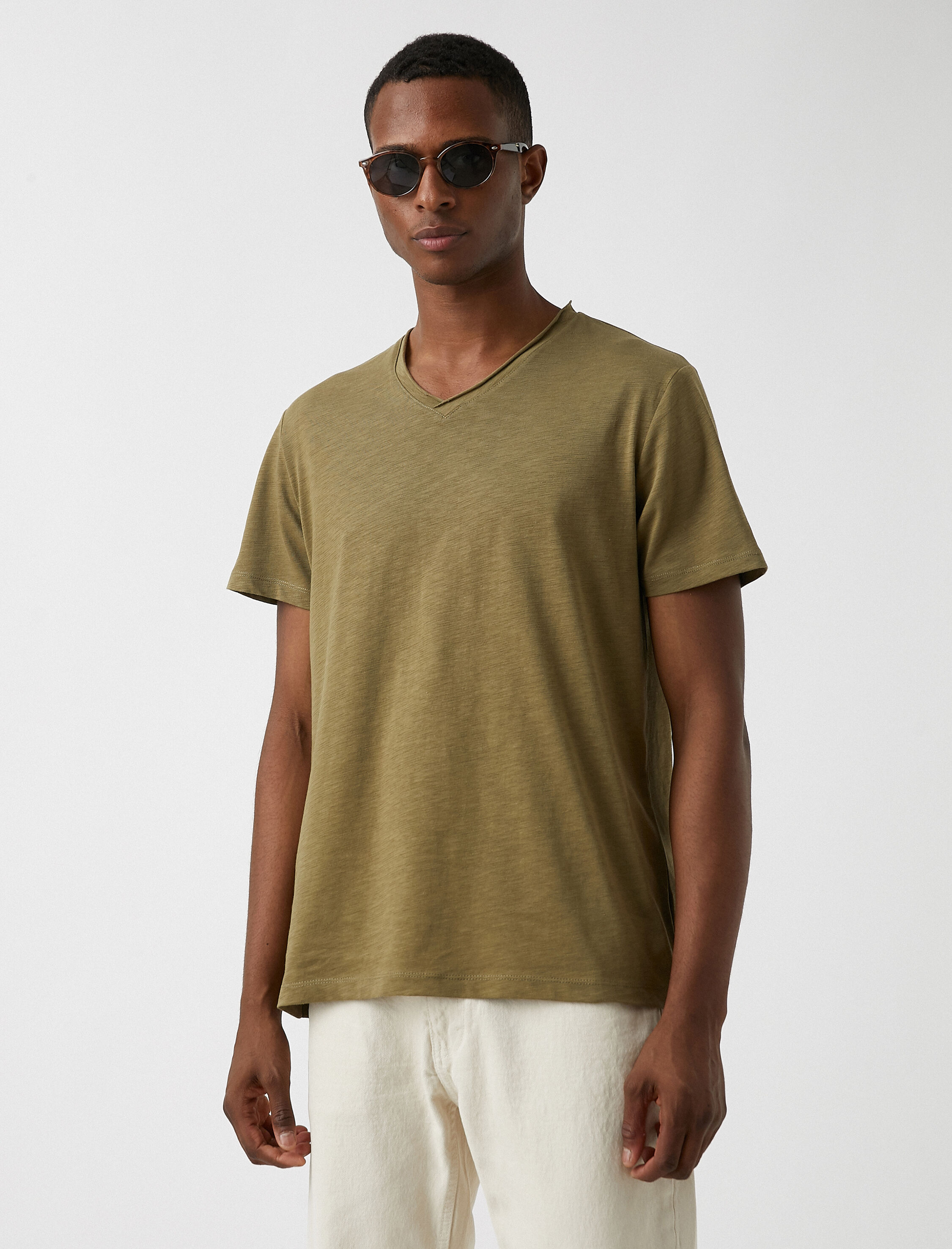   V Yaka Basic Tişört