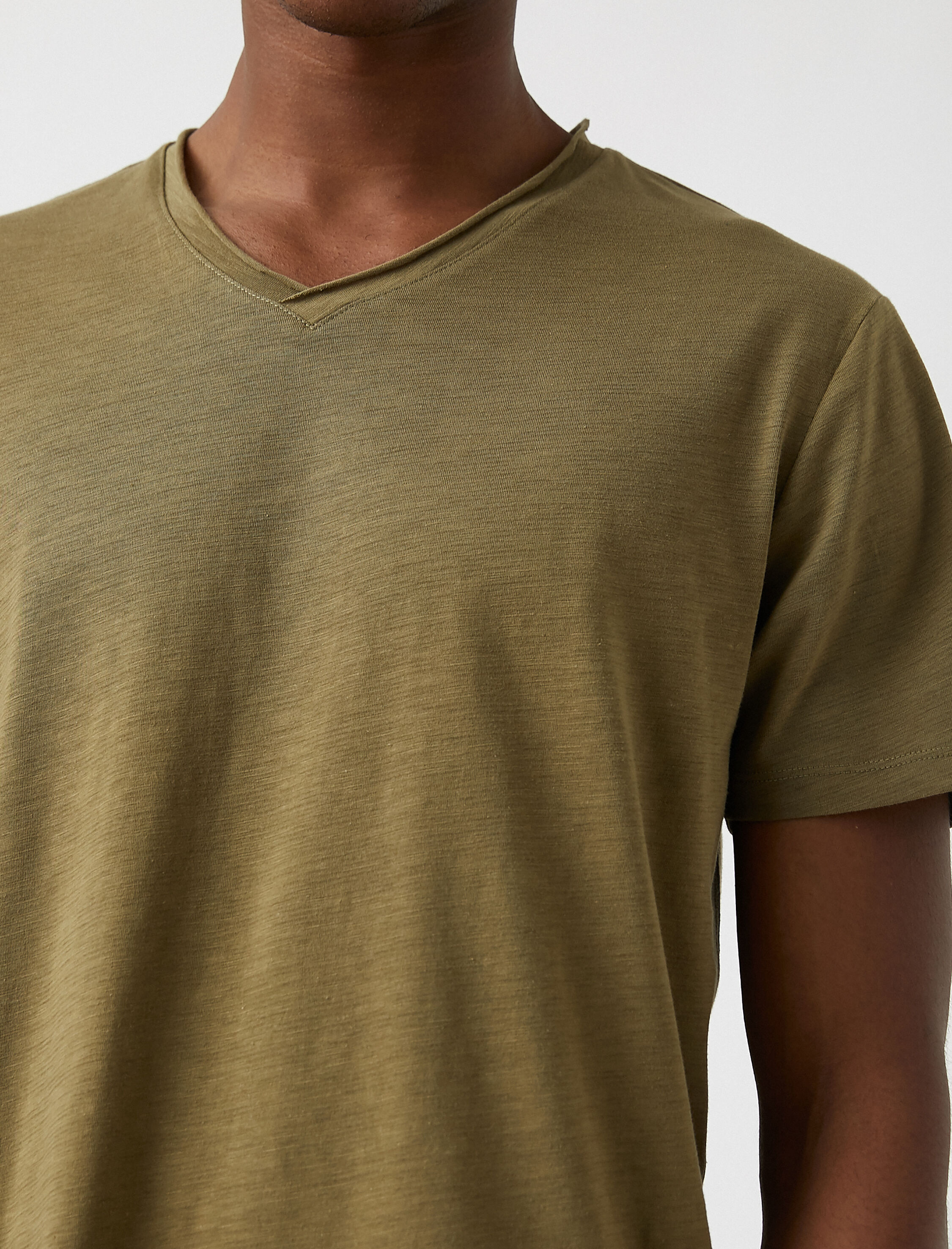   V Yaka Basic Tişört