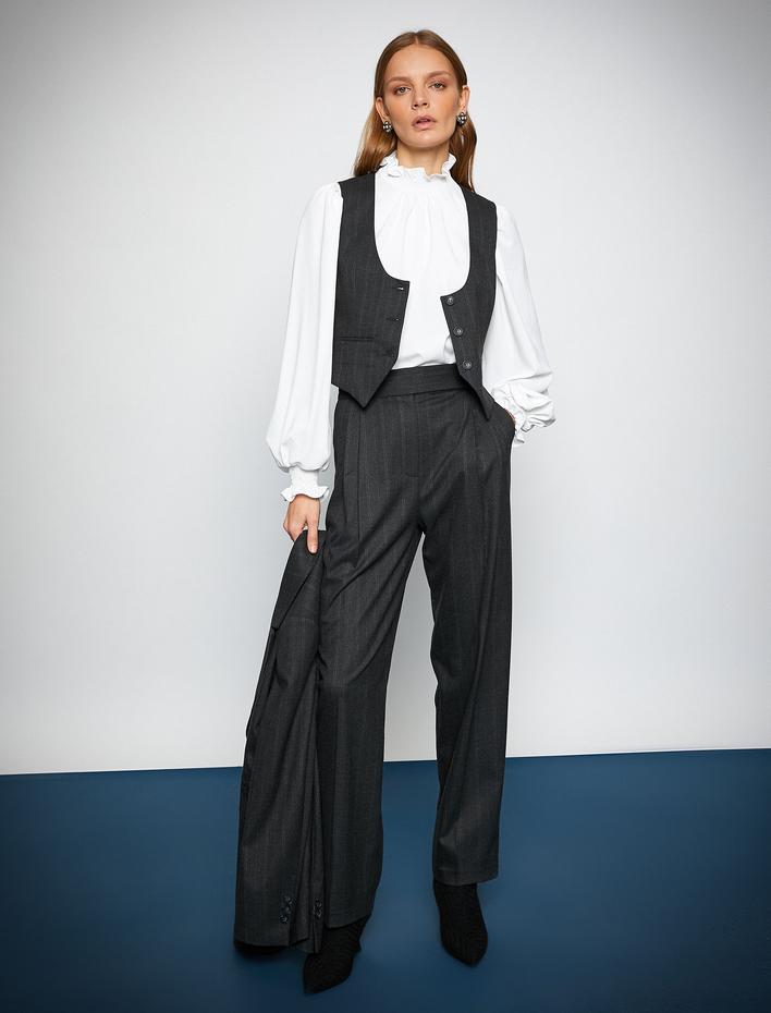  Melis Ağazat X Koton - U Yaka Cep Detaylı Crop Blazer Yelek