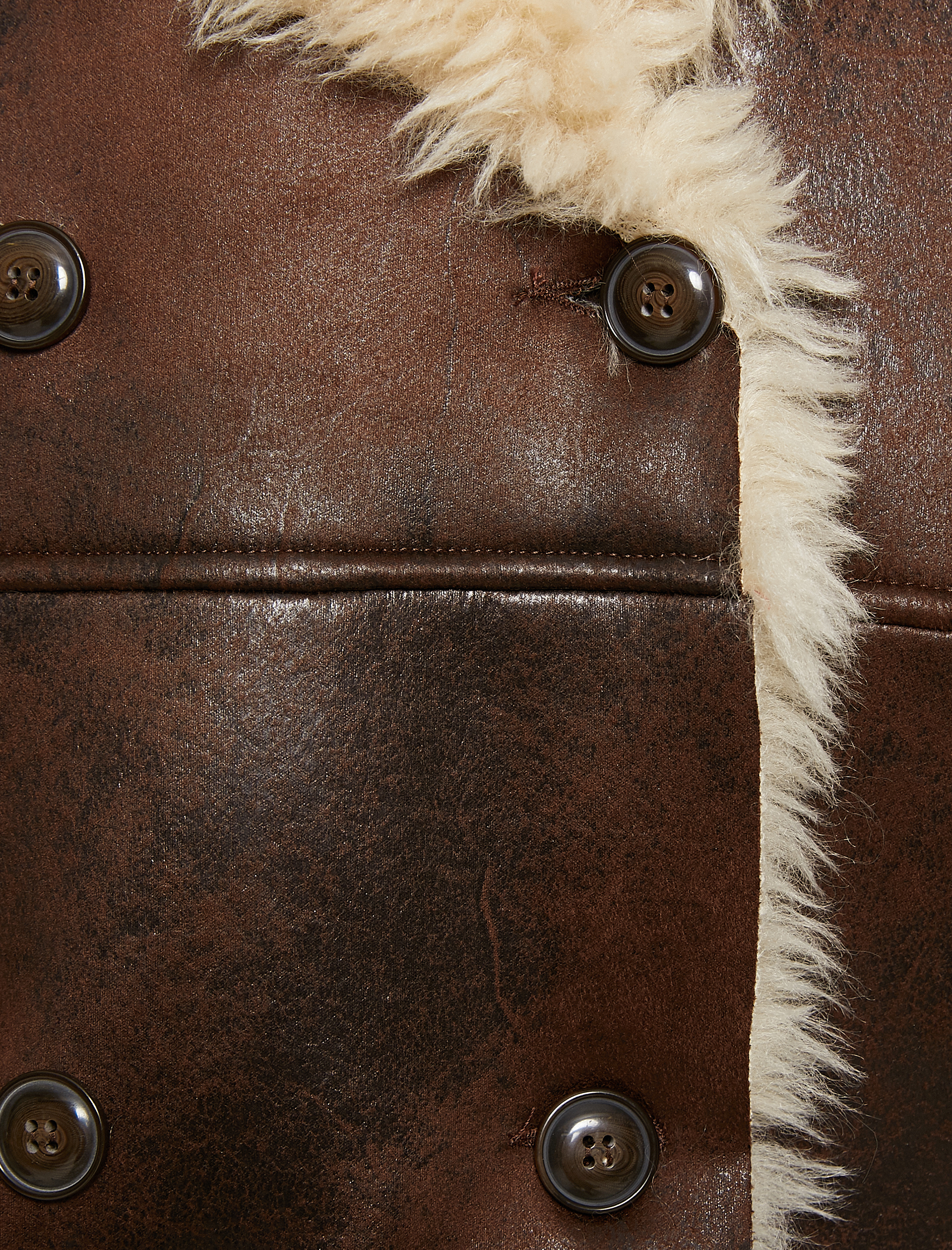   Deri Görünümlü Peluş Detaylı Kaban