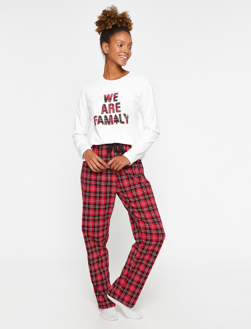   Yılbaşı Temalı Pijama Takımı Slogan Baskılı Kareli Yumuşak Dokulu