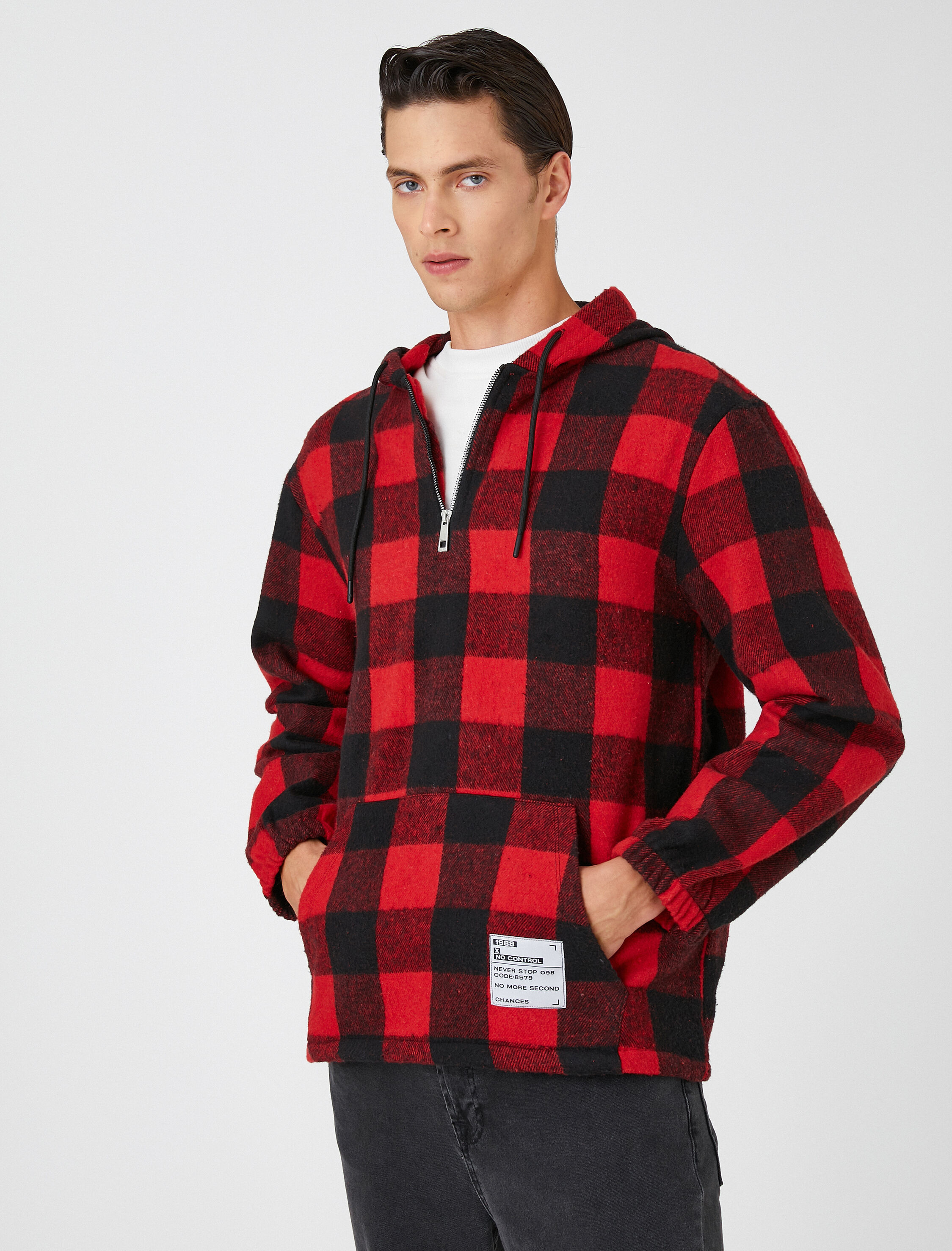   Ekoseli Kapşonlu Sweatshirt Etiket Baskılı Cep Detaylı Yarım Fermuarlı