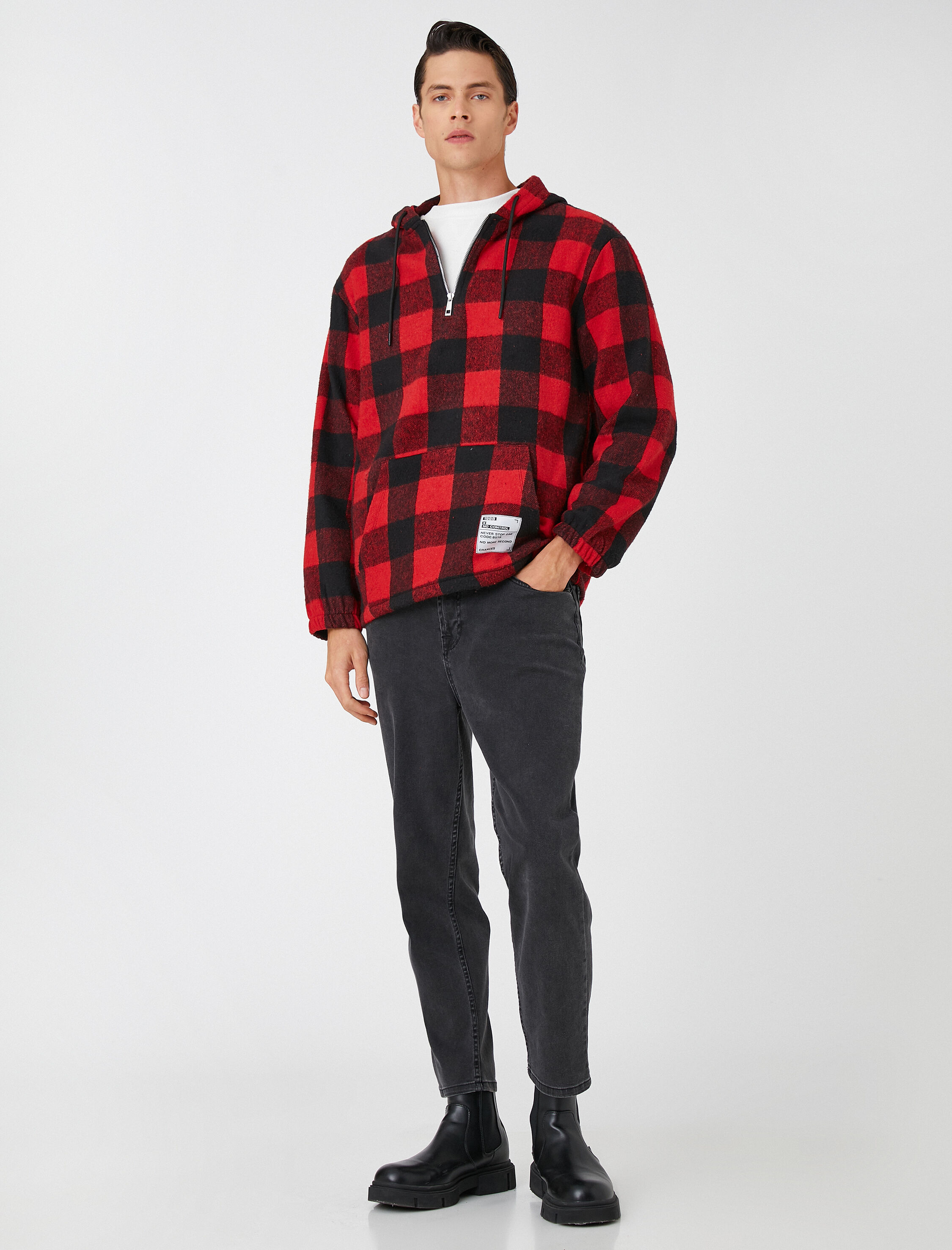   Ekoseli Kapşonlu Sweatshirt Etiket Baskılı Cep Detaylı Yarım Fermuarlı