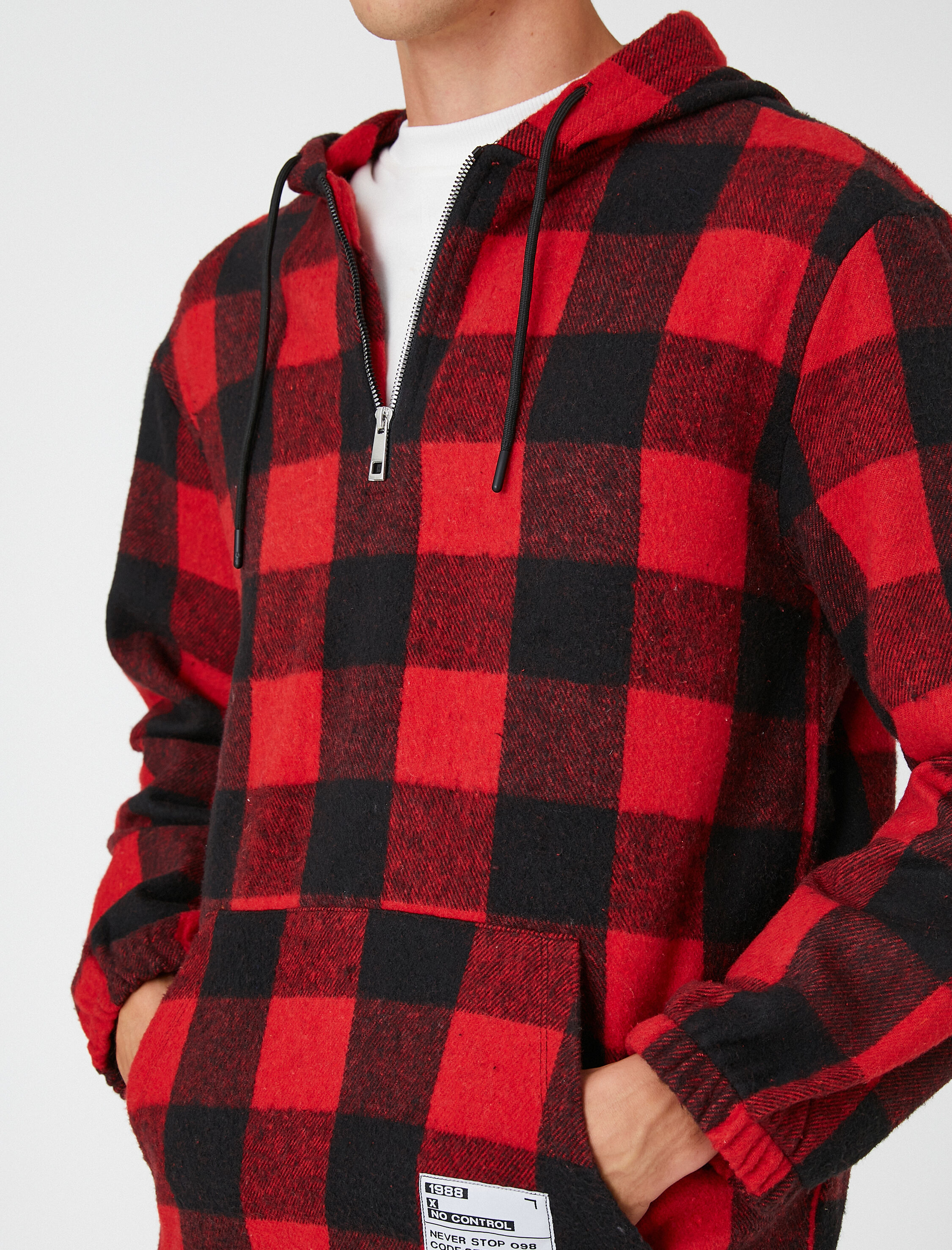   Ekoseli Kapşonlu Sweatshirt Etiket Baskılı Cep Detaylı Yarım Fermuarlı