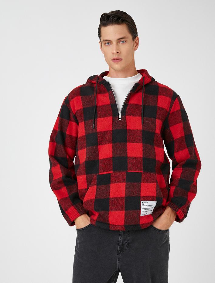  Ekoseli Kapşonlu Sweatshirt Etiket Baskılı Cep Detaylı Yarım Fermuarlı