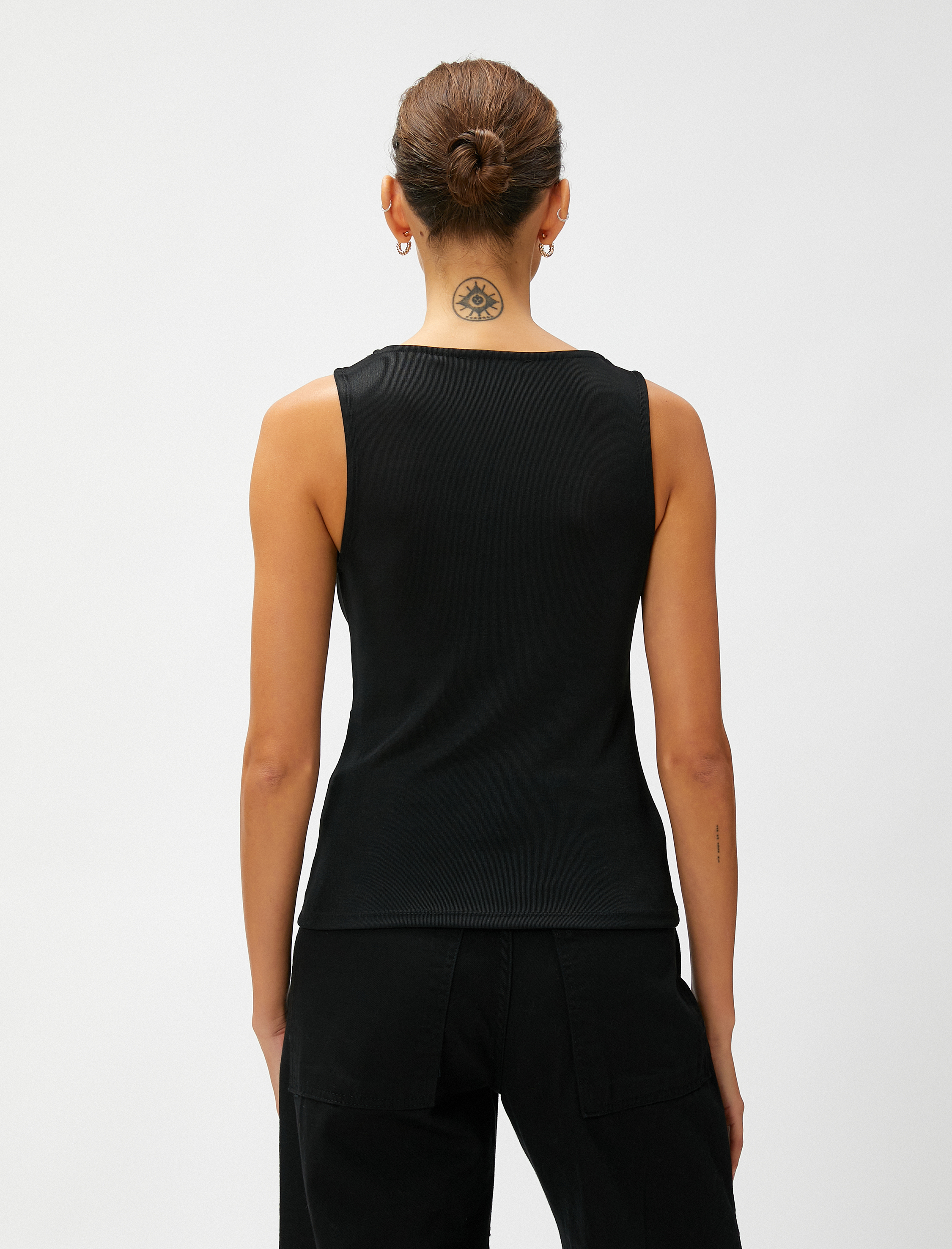   Düğüm Detaylı Atlet V Yaka Kolsuz