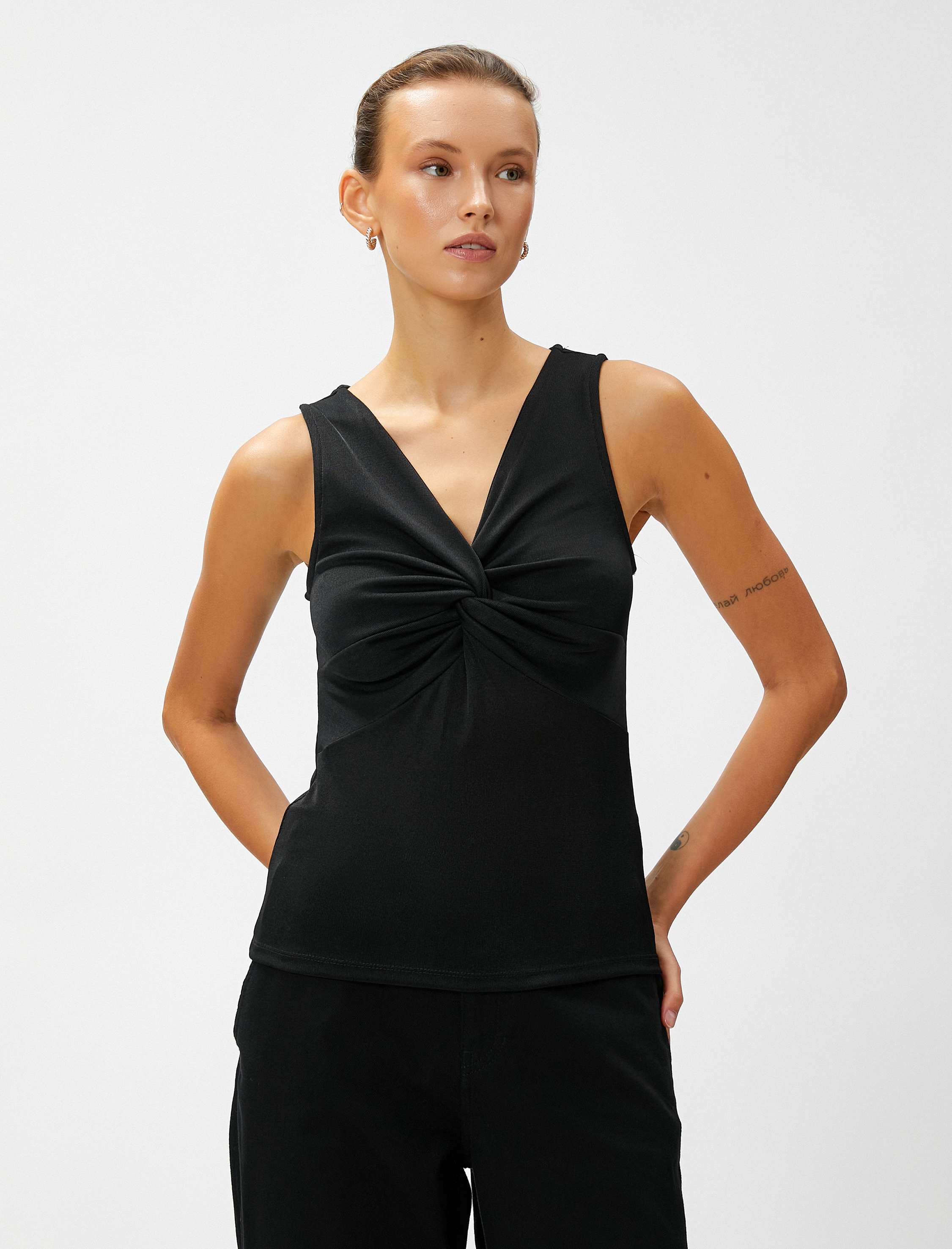   Düğüm Detaylı Atlet V Yaka Kolsuz