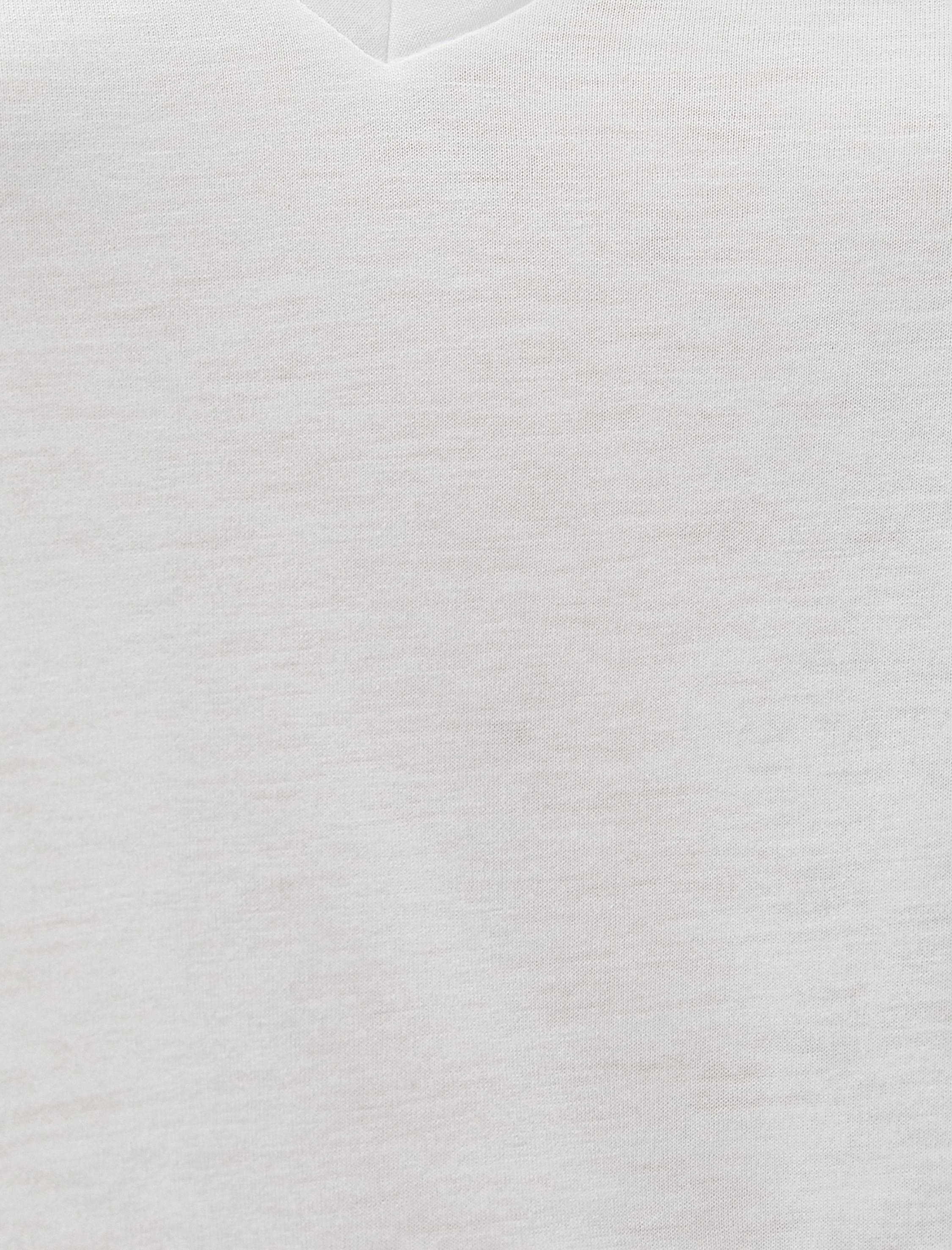   V Yaka Basic Tişört Yırtmaç Detaylı