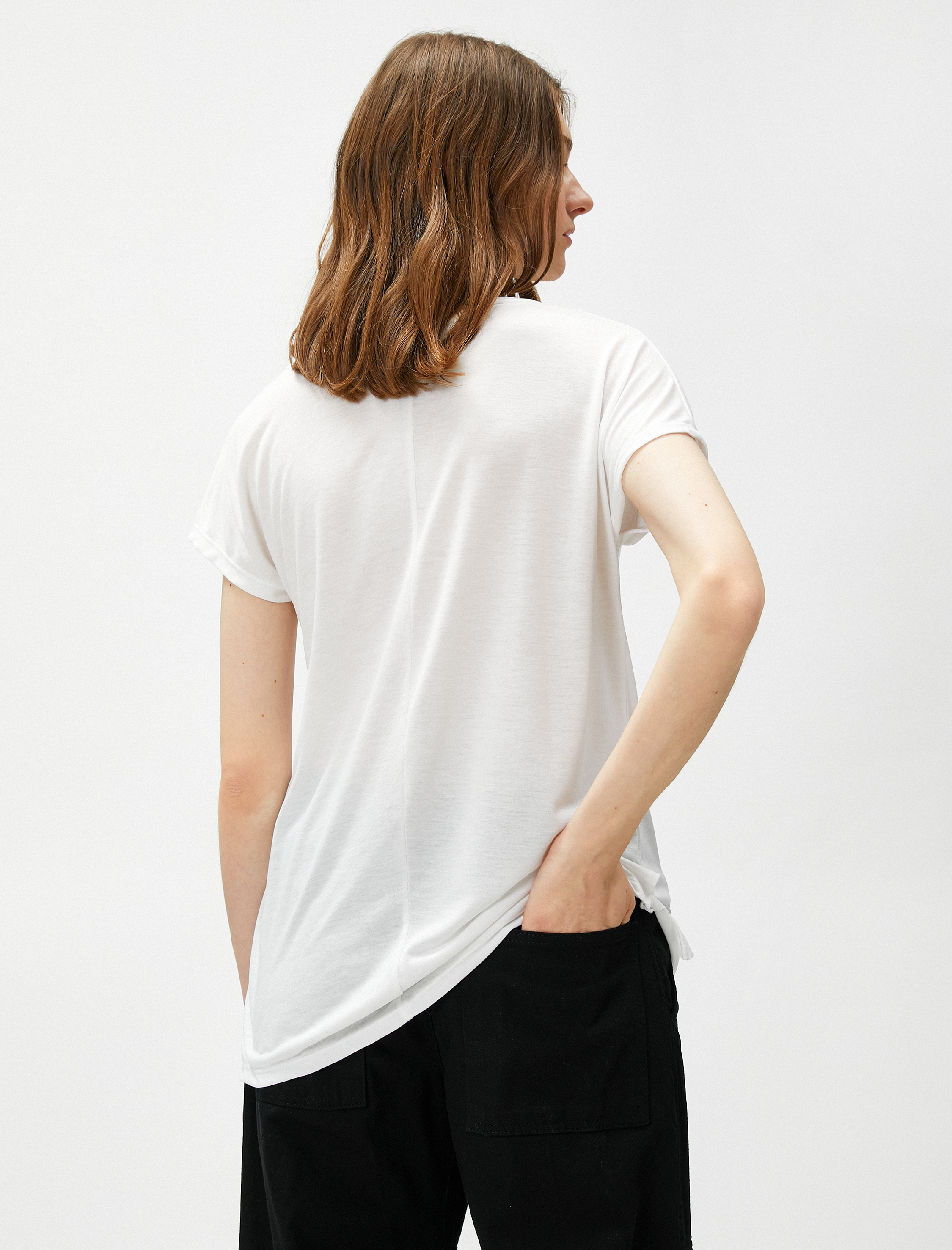   V Yaka Basic Tişört Yırtmaç Detaylı