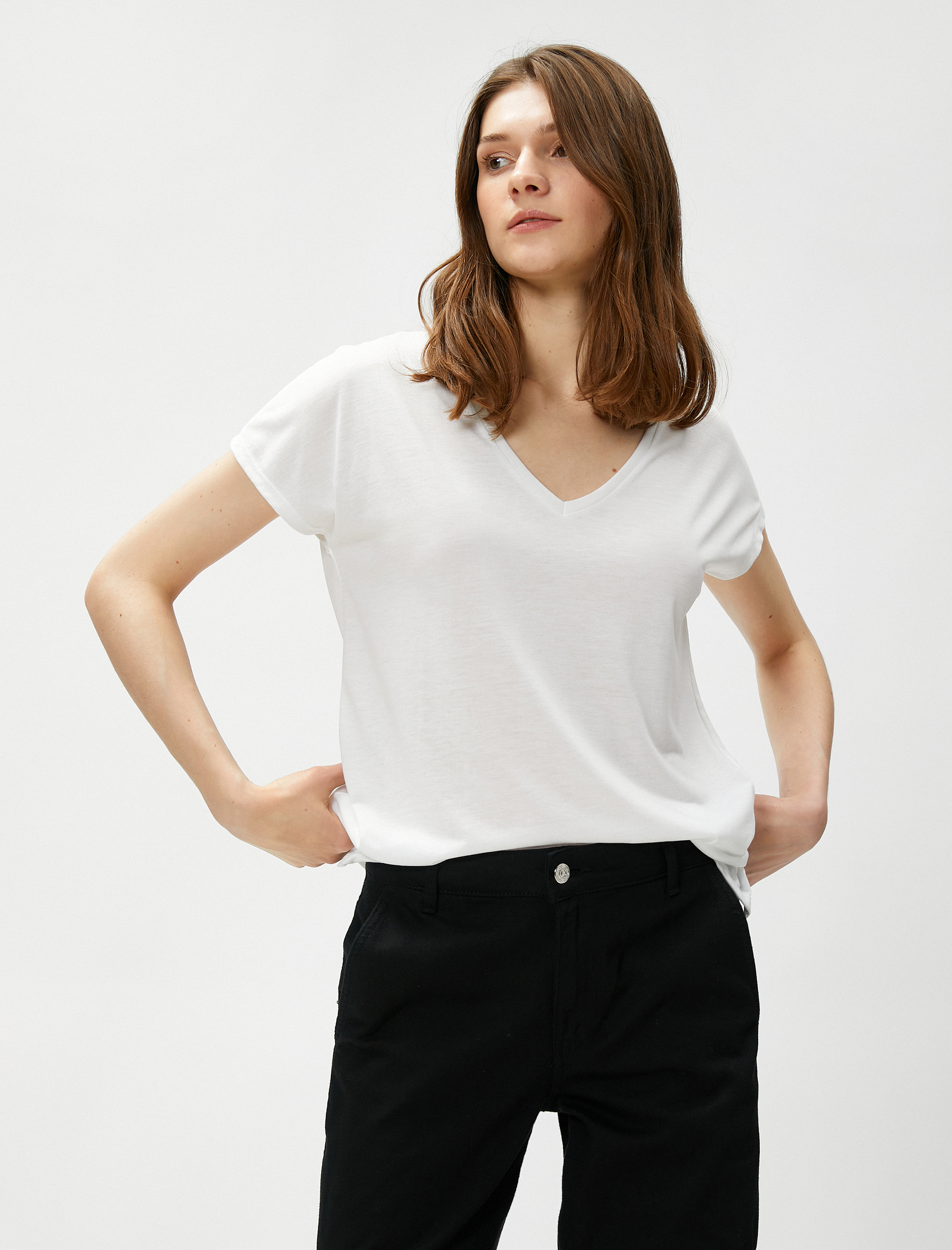   V Yaka Basic Tişört Yırtmaç Detaylı