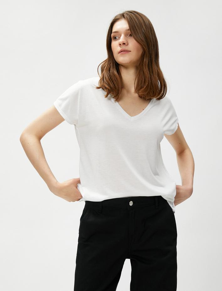  V Yaka Basic Tişört Yırtmaç Detaylı