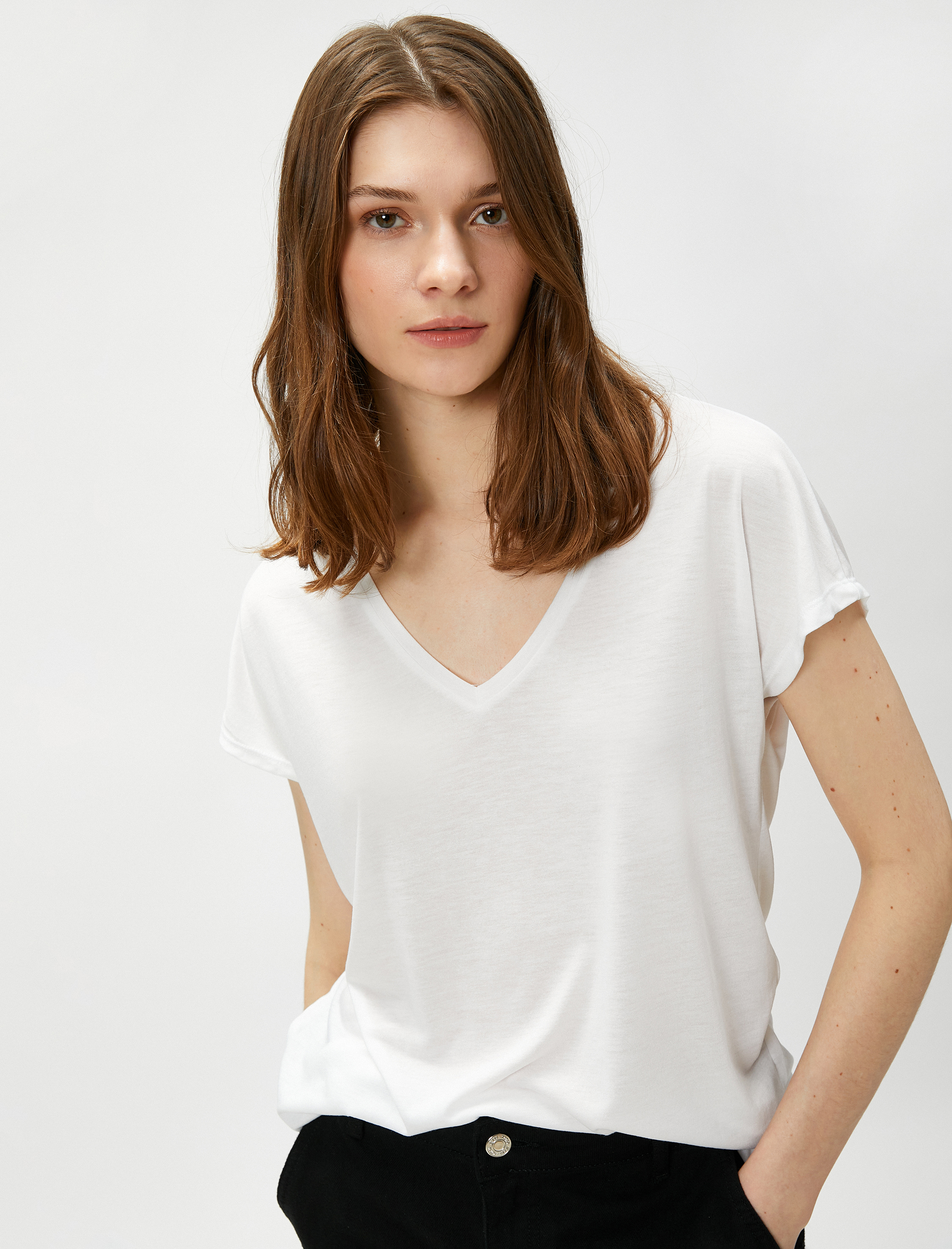   V Yaka Basic Tişört Yırtmaç Detaylı