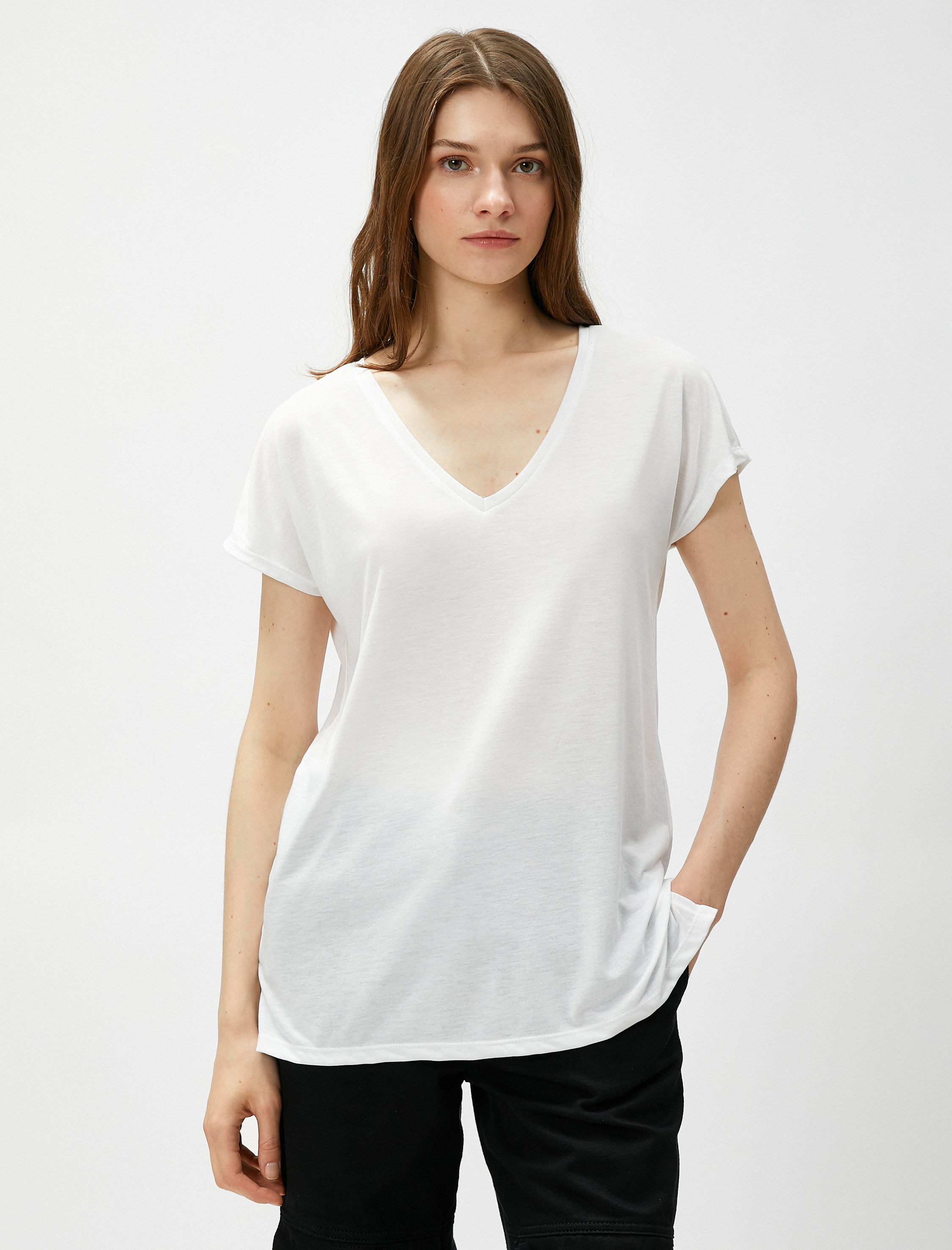   V Yaka Basic Tişört Yırtmaç Detaylı