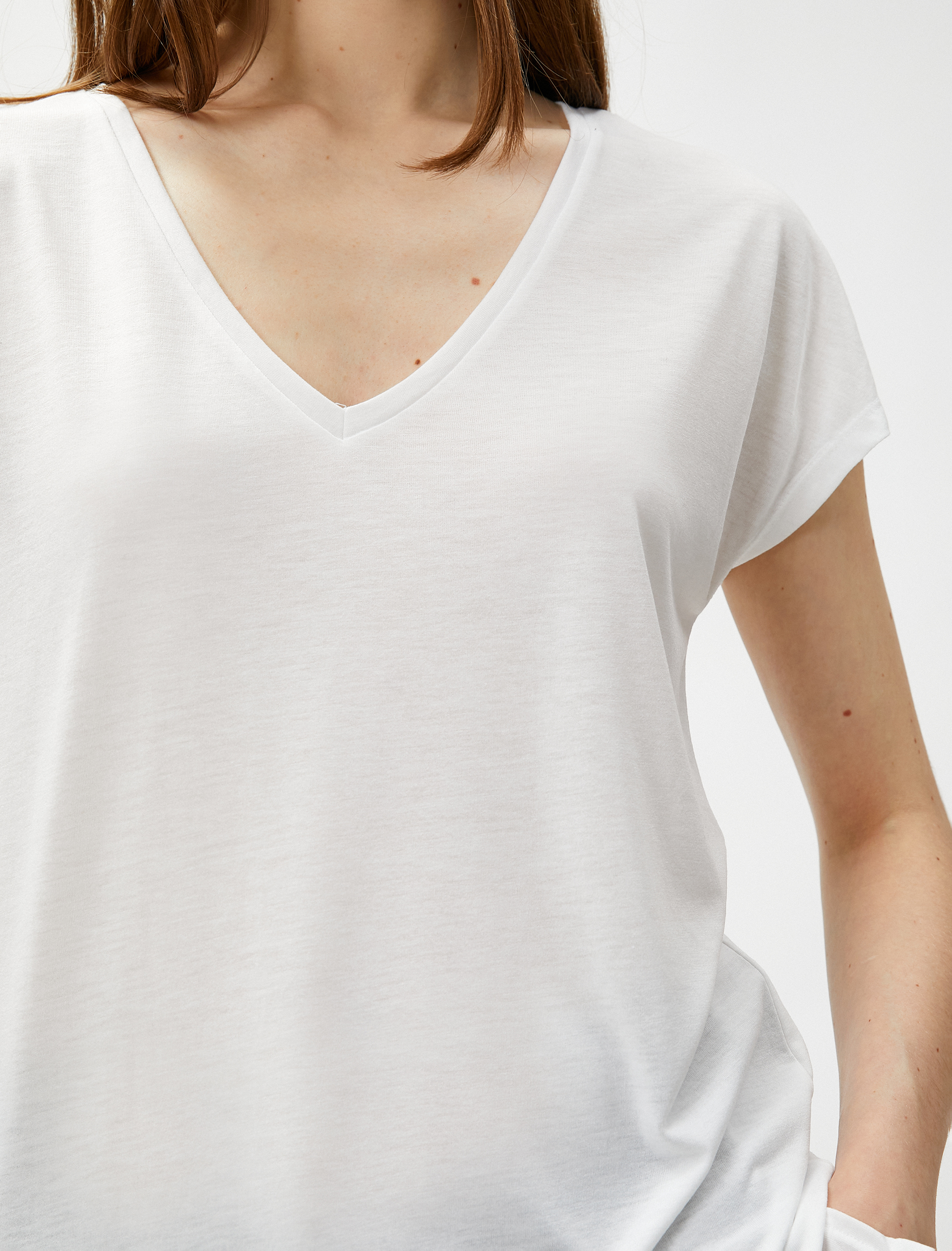   V Yaka Basic Tişört Yırtmaç Detaylı