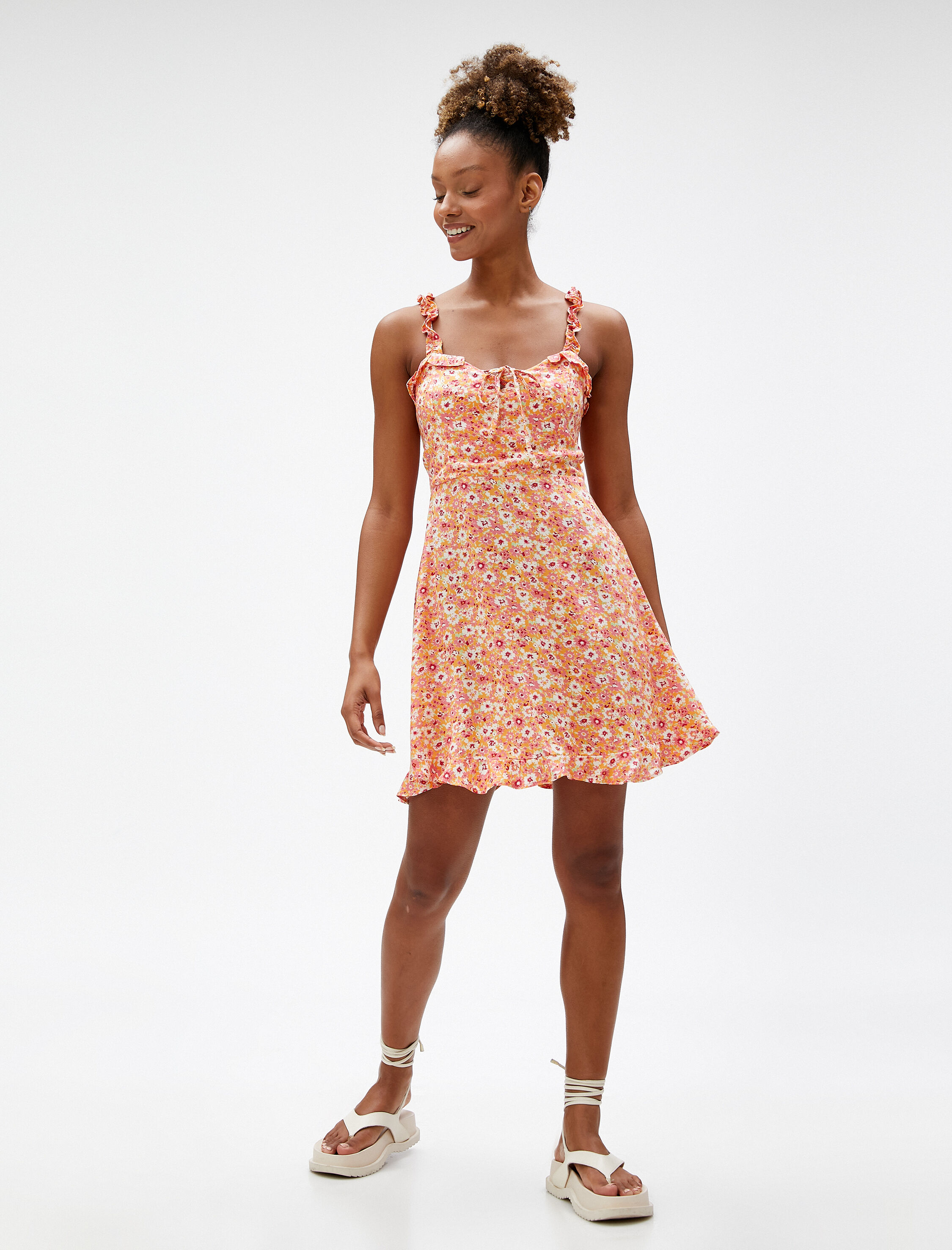 Koton Mini Çiçekli Elbise Askılı Fırfırlı Bağlama Detaylı Viskon. 3