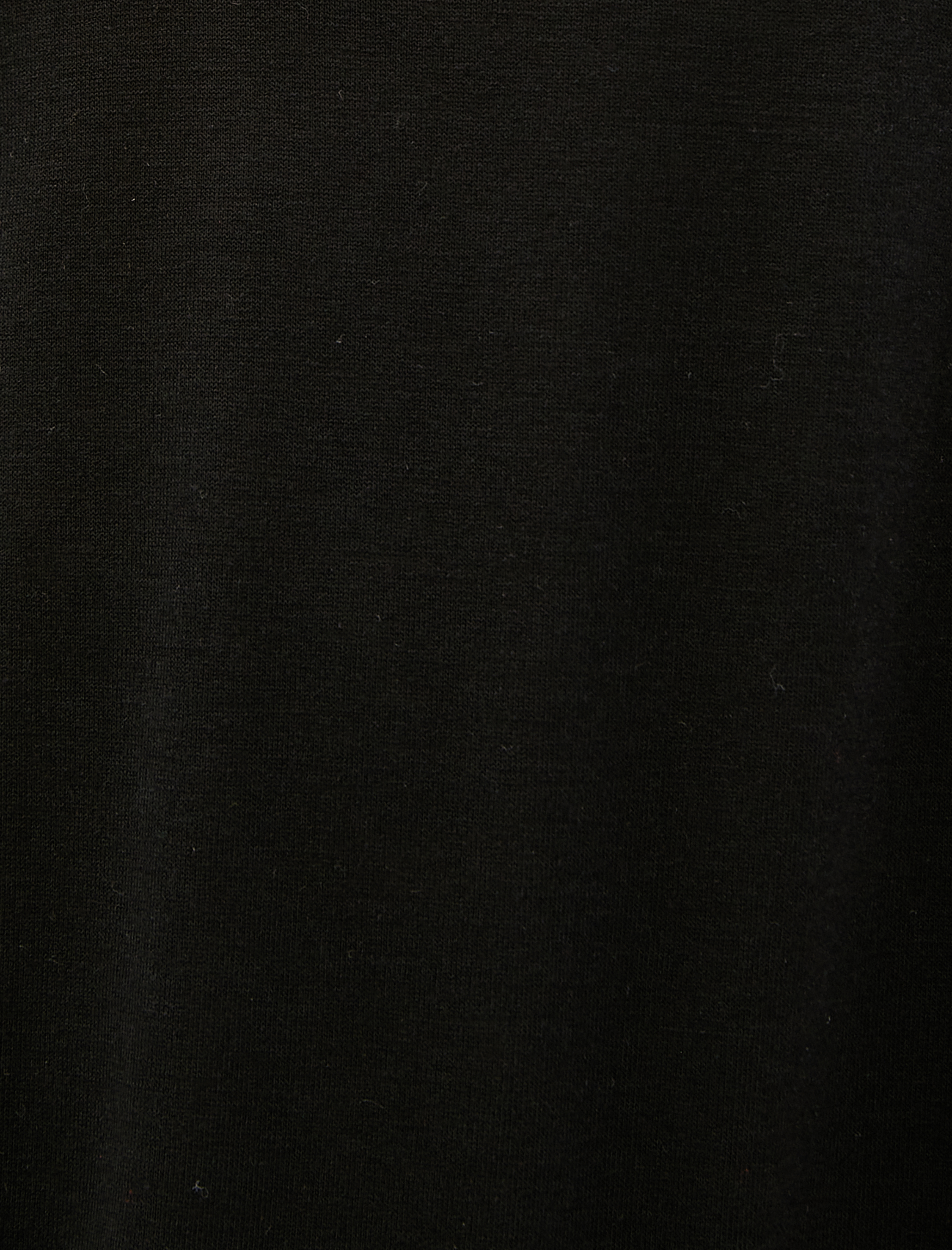   V Yaka Basic Tişört Yırtmaç Detaylı