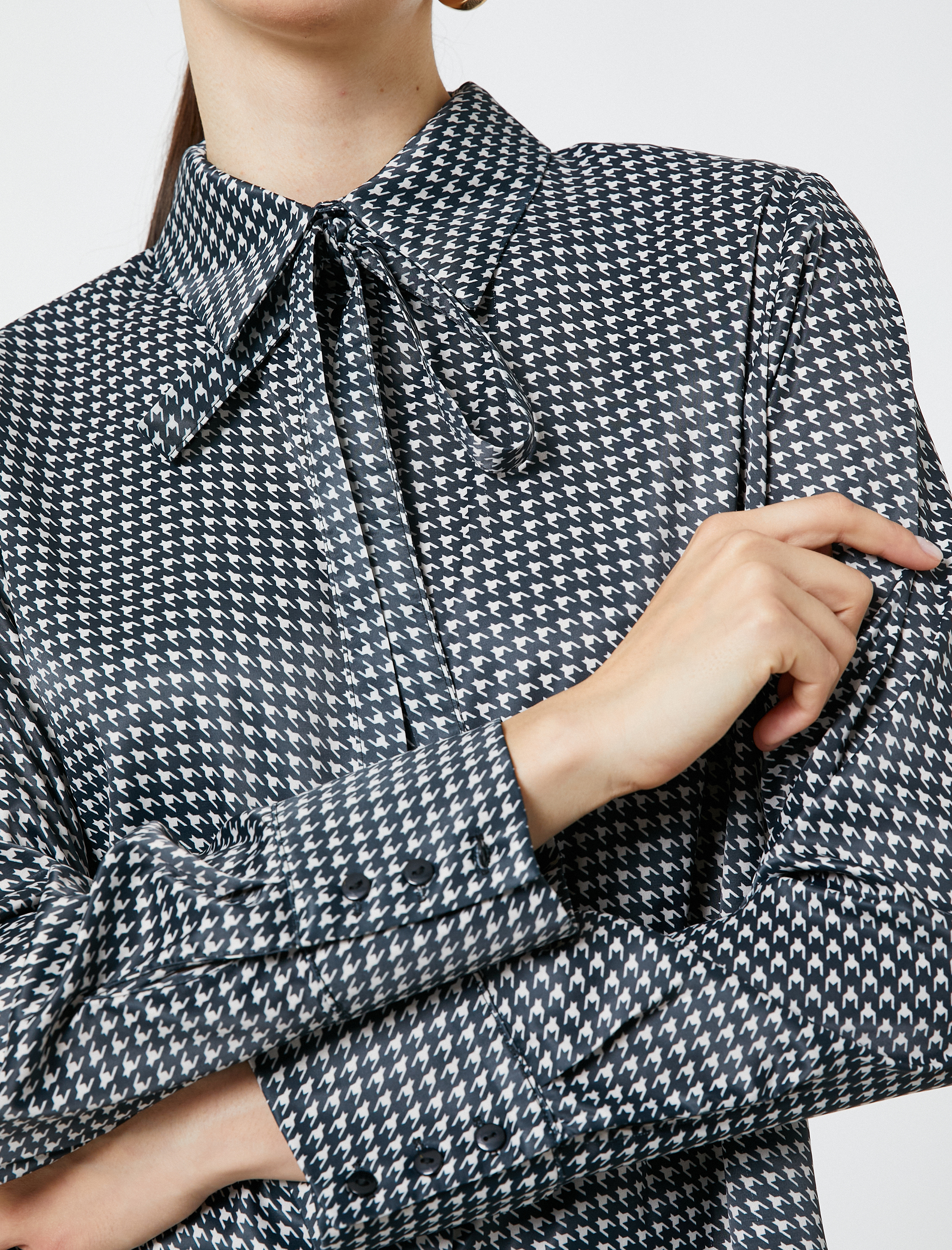   Saten Gömlek Yakası Bağlama Detaylı