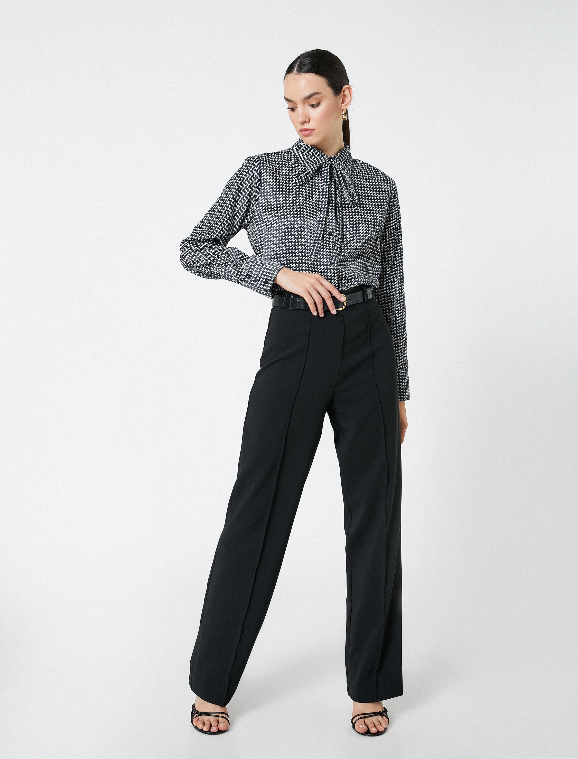   Saten Gömlek Yakası Bağlama Detaylı